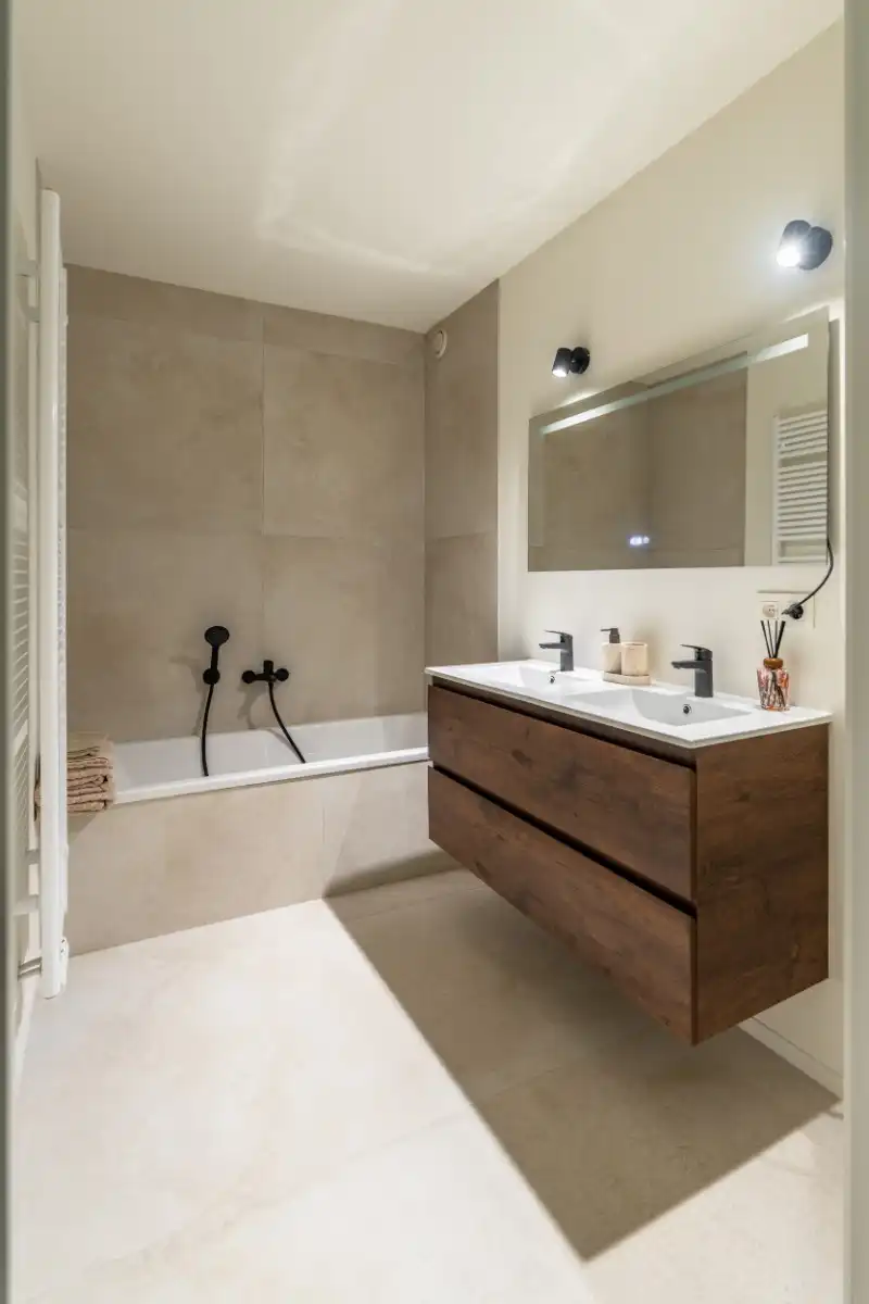 Prachtig gerenoveerd 3 - slaapkamerappartement foto 8
