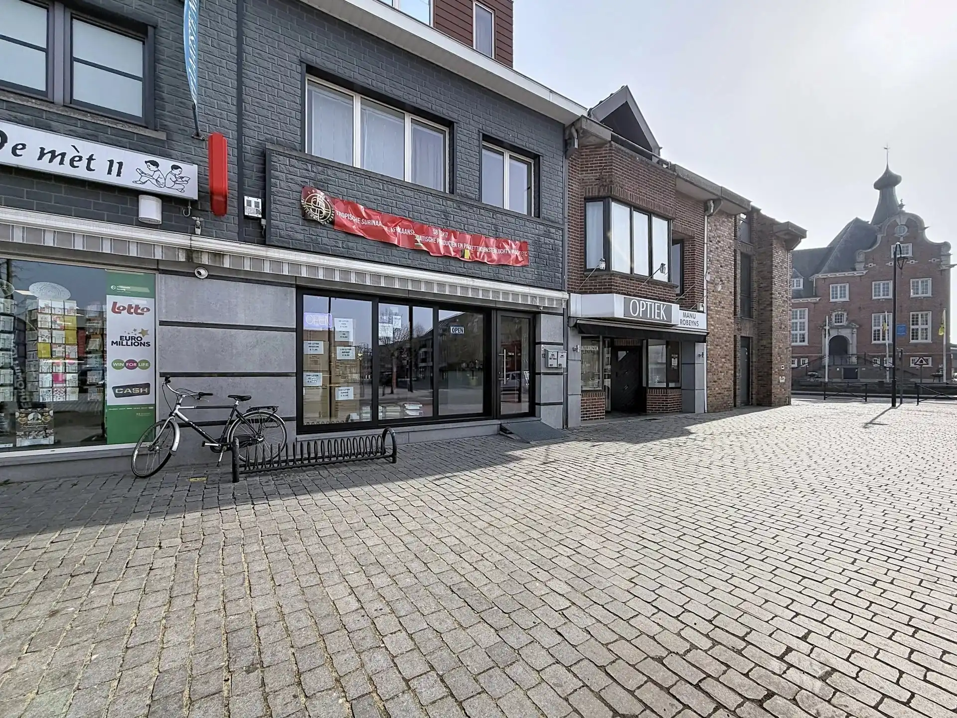 Handelspand met bovengelegen duplex-appartement in het centrum van Dessel. foto 2