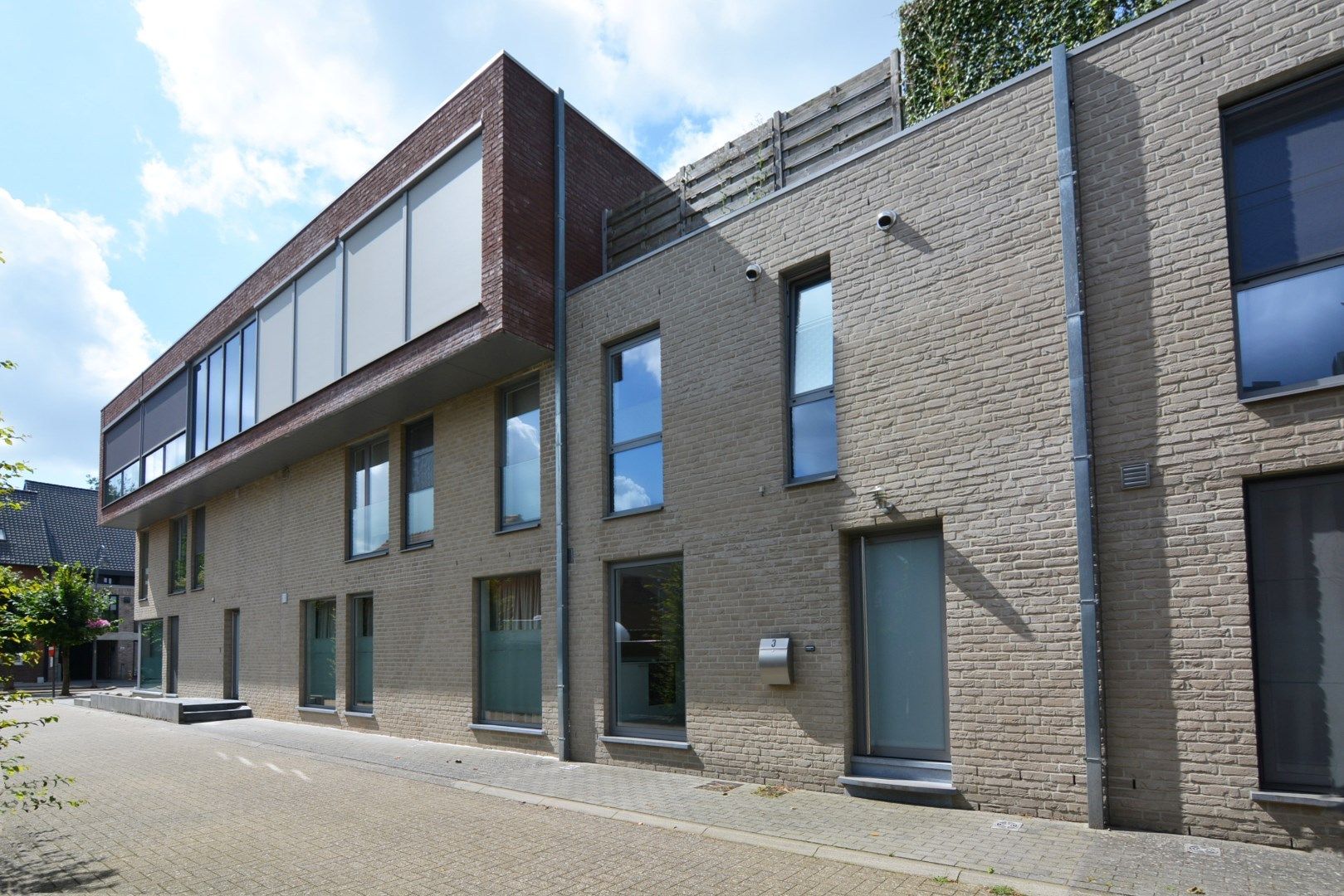 Energiezuinige appartementswoning met 3 slpk, inpandige autostandplaats en terras. foto {{pictureIndex}}