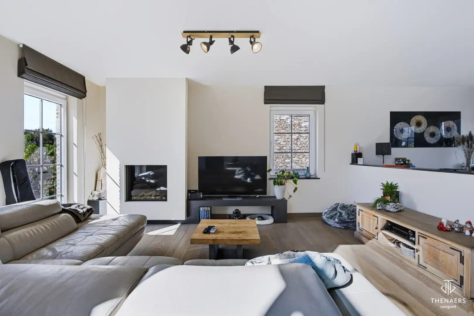 Ruime en karaktervolle woning met 4 slaapkamers, 2 badkamers en prachtige tuin – optioneel met achterliggende weide. foto 4