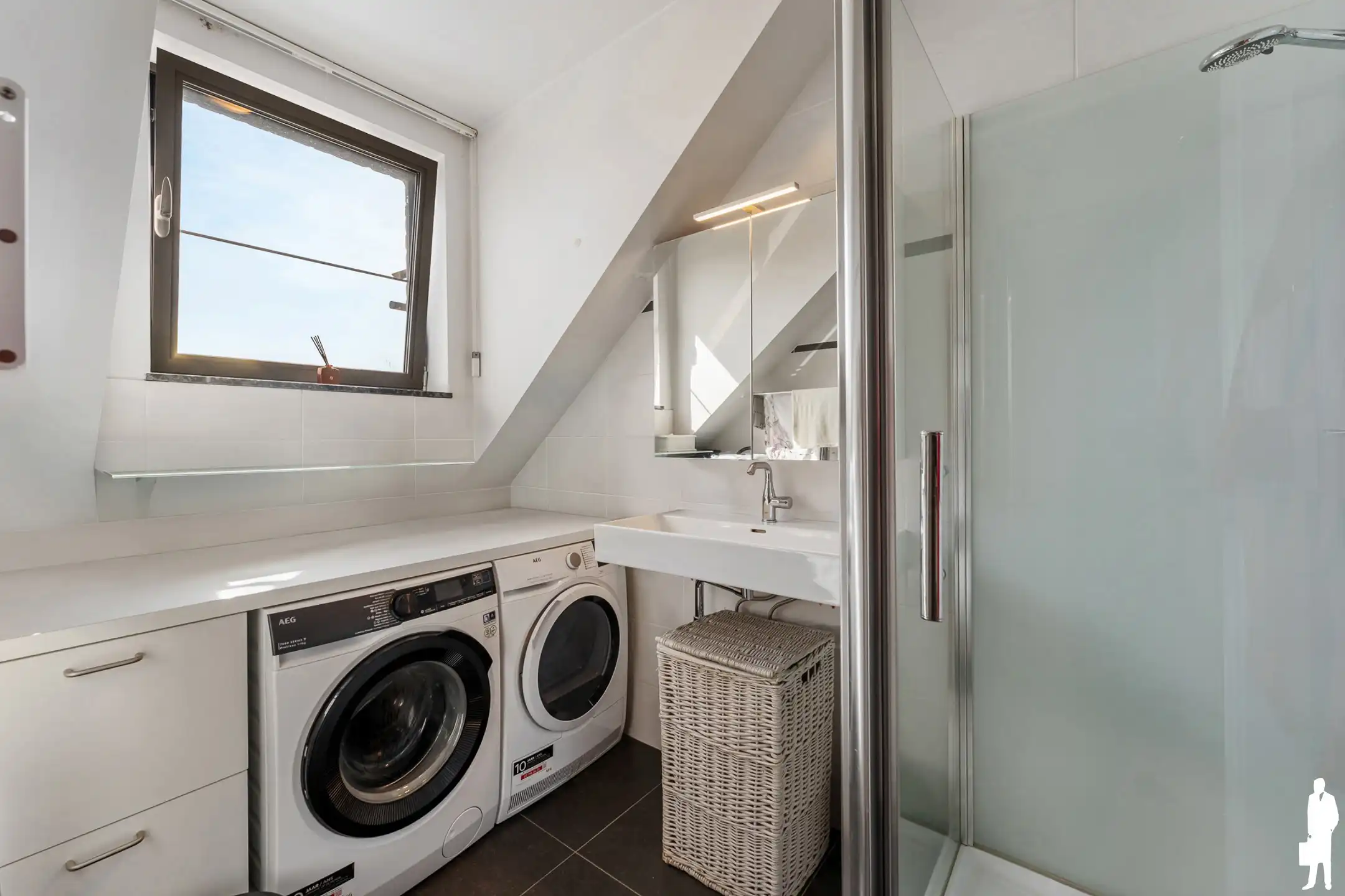 Lichtrijk dakappartement met riant dakterras en autobox foto 14
