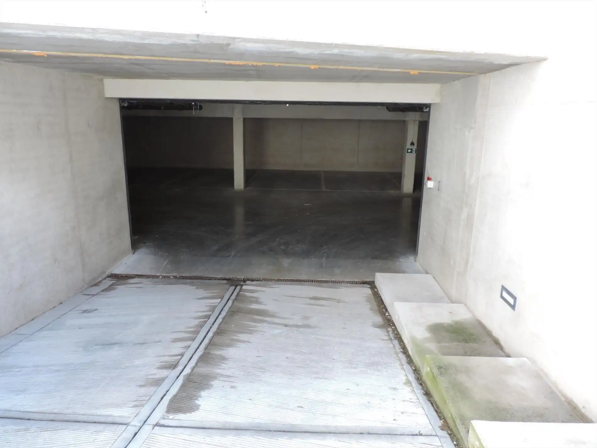 San Siro: ondergrondse autostaanplaats vlakbij station foto 2