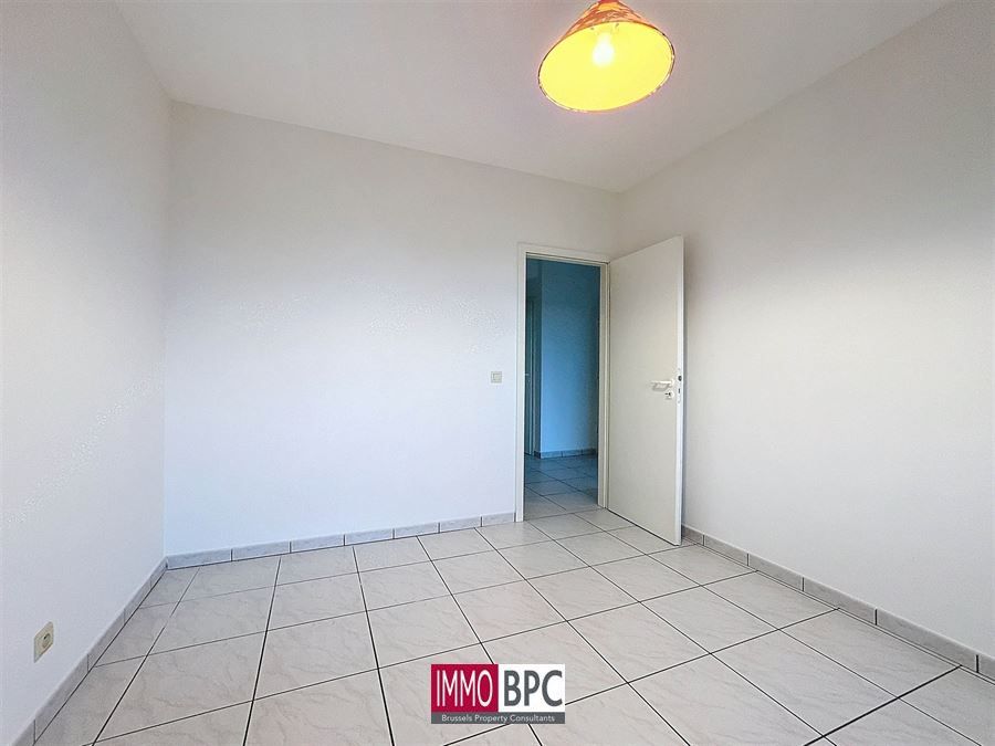 Appartement spacieux et moderne avec terrasse et option d'achat d'un parking souterrain

Cet appartement prêt à emmenager attire immédiatement un public jeune grâce à son équilibre parfait entre esthétique et confort. Des matériaux faciles à entreten foto 14