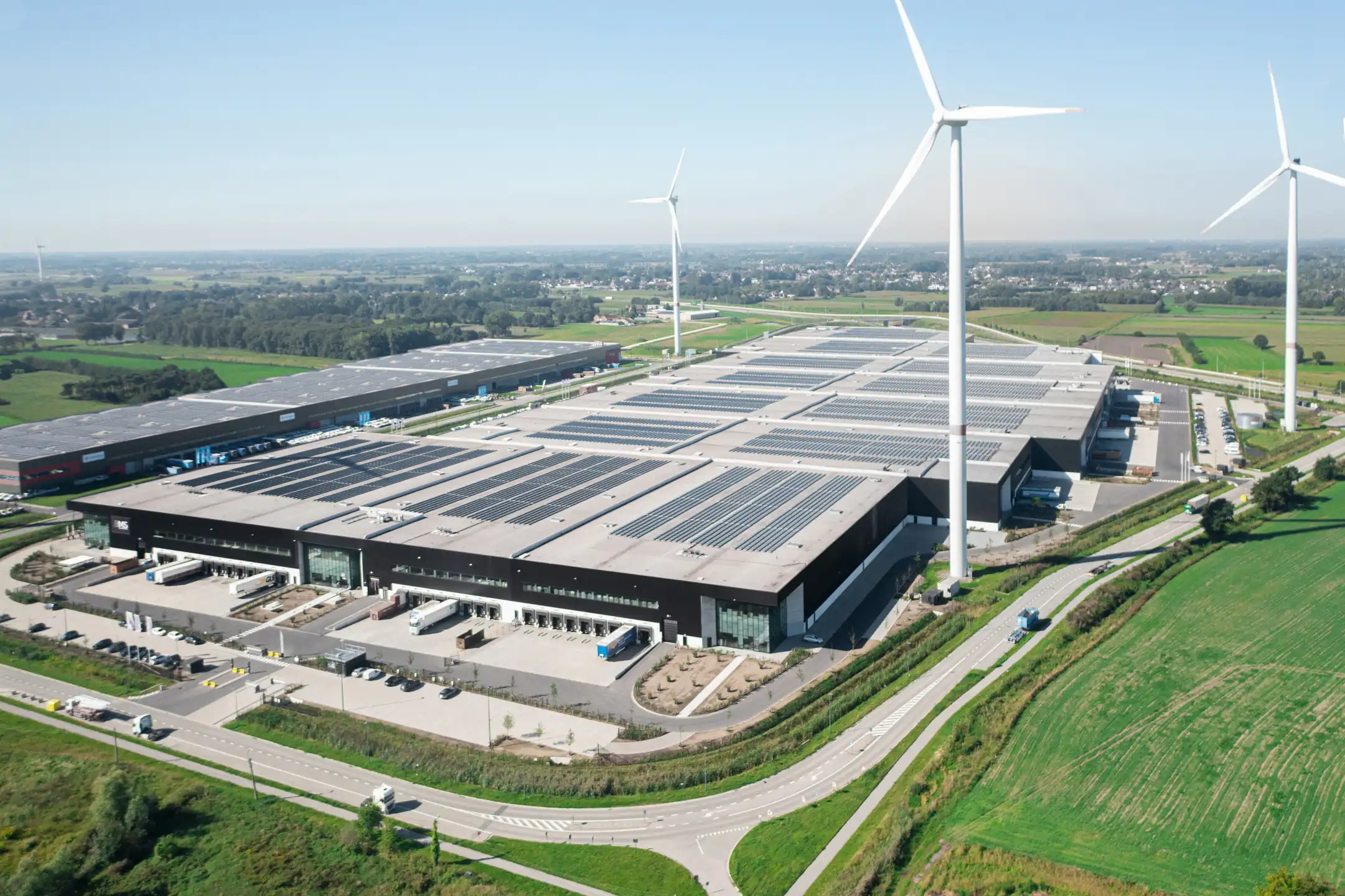 Magazijn met mezzanine en kantoor te huur foto {{pictureIndex}}