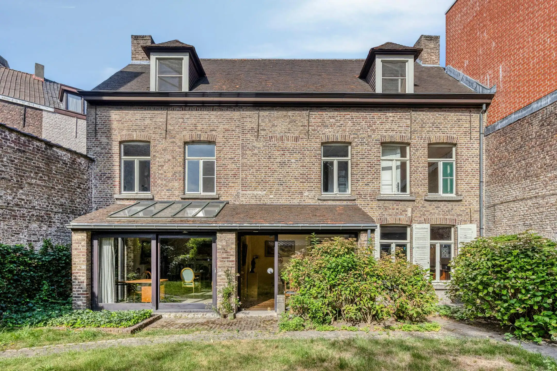 Verborgen parel met groene stadstuin te koop in hartje Kortrijk! foto 2