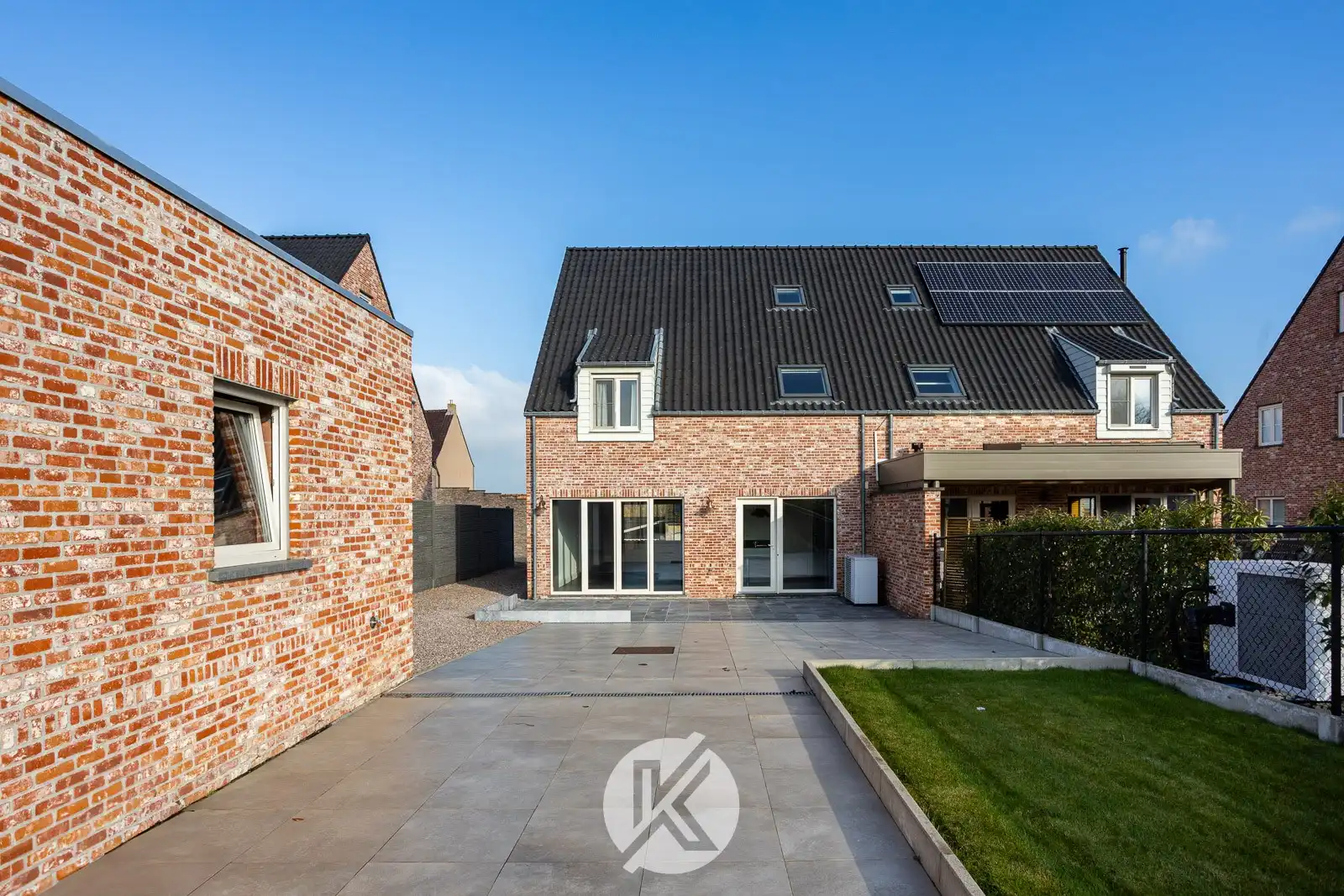 Halfopen gezinswoning in landelijke stijl foto 22