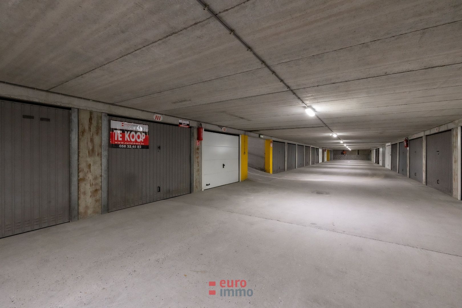 Gesloten garagebox op een uiterst centrale ligging te koop! foto 3