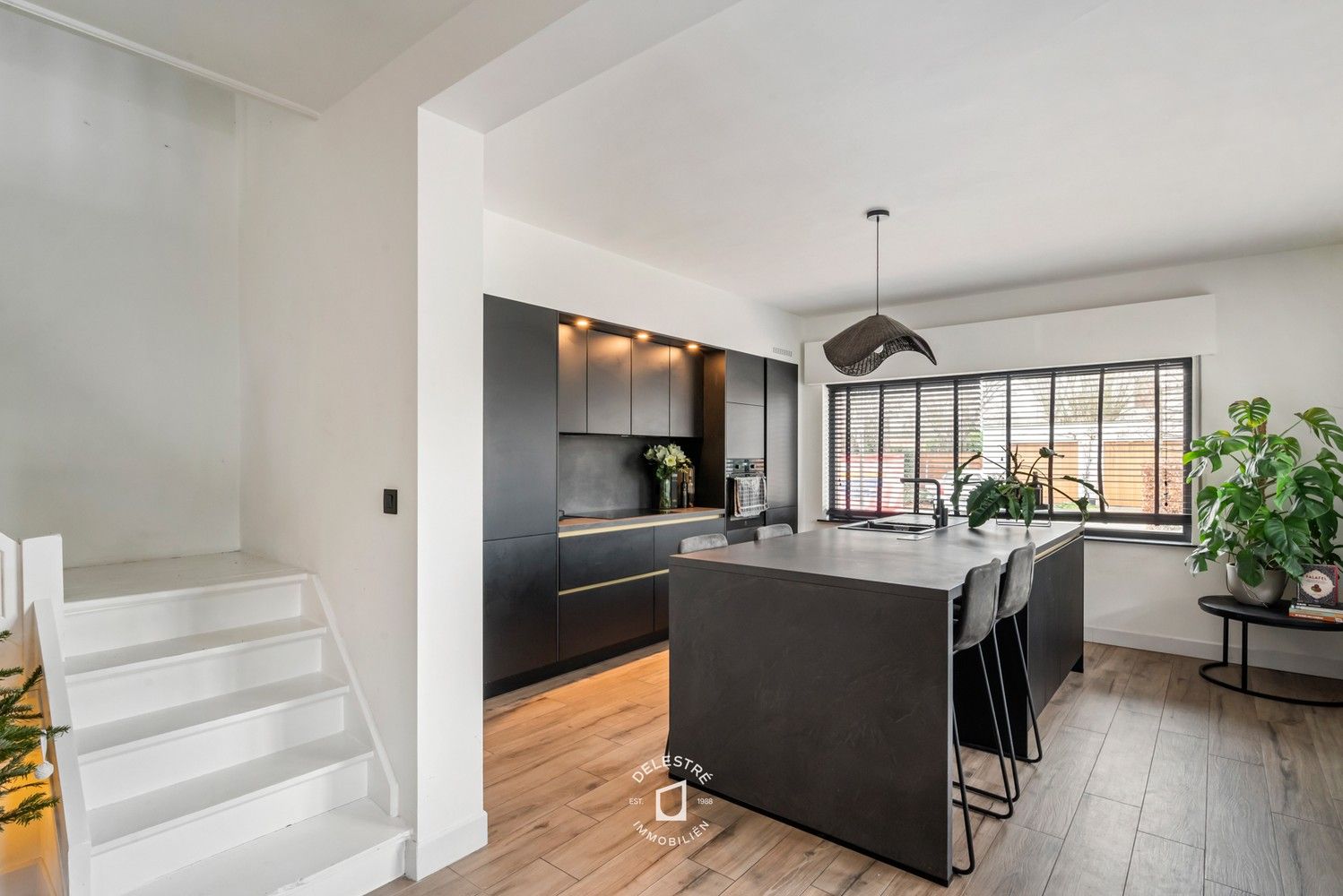 INSTAPKLARE, TRENDY HALFOPEN BEBOUWING MET TUIN EN MODERNE TECHNIEKEN foto {{pictureIndex}}