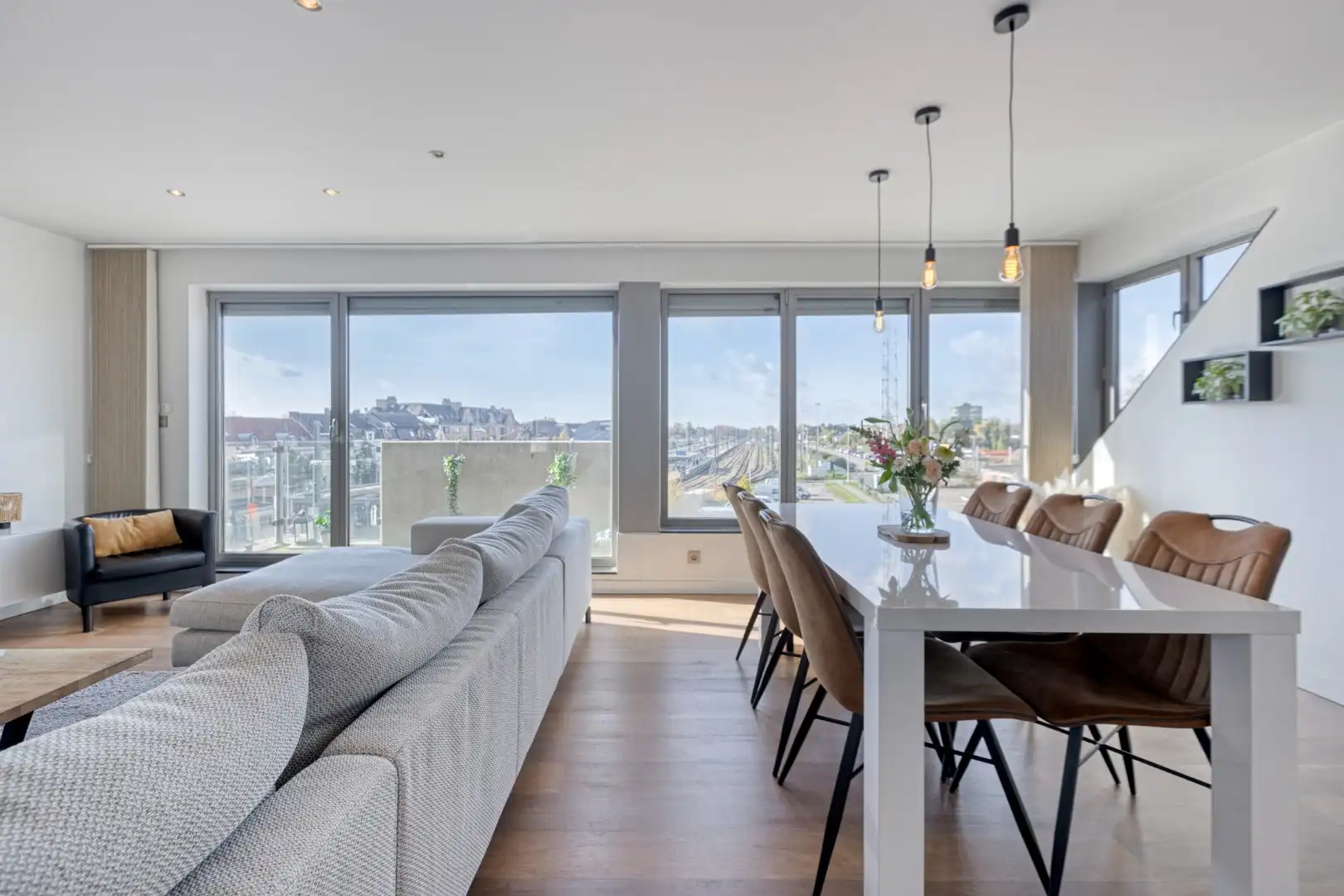 Ruim ingedeeld appartement met zonterrassen in het centrum. foto 6