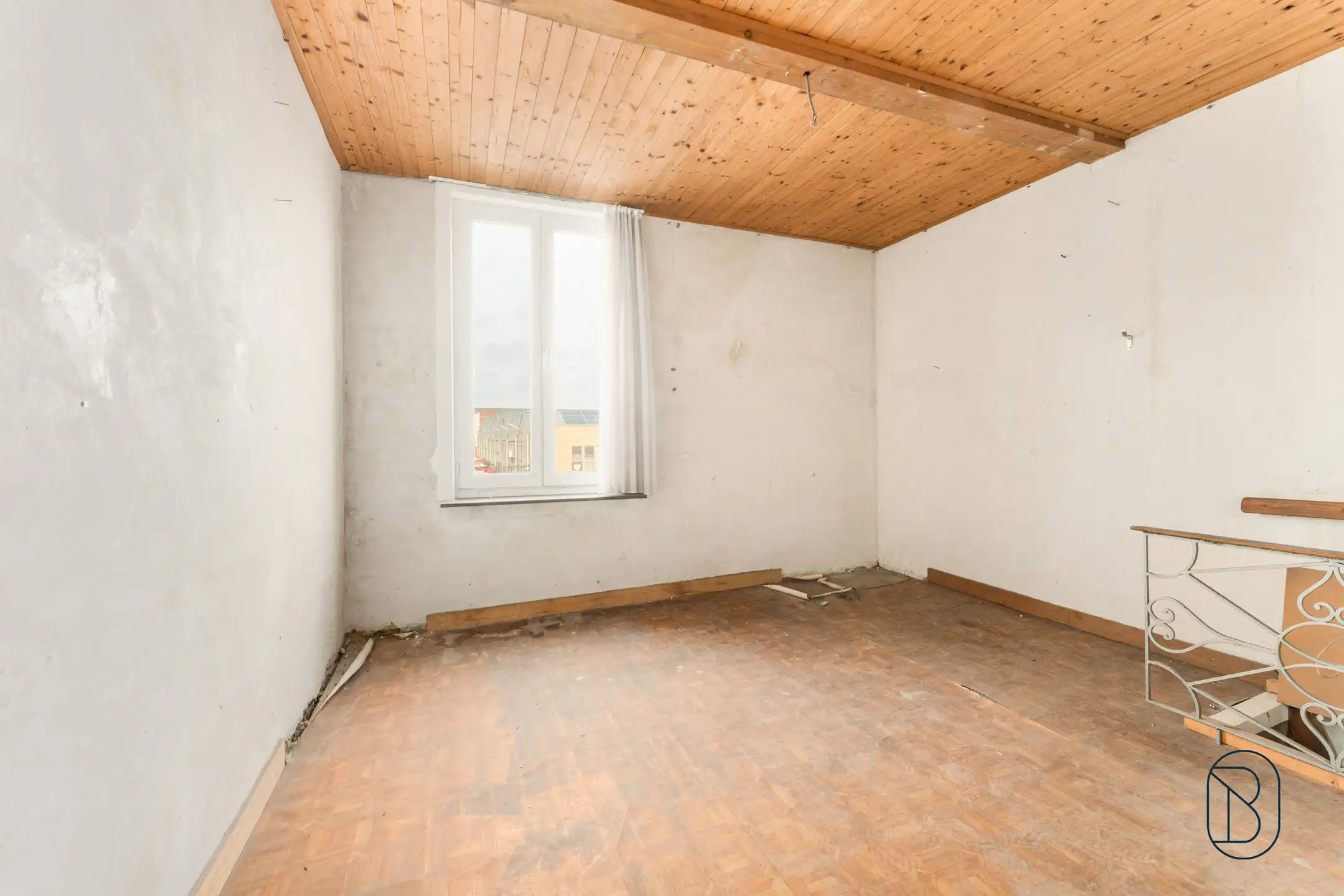 Topgelegen op te frissen woning met 5 slk en handige garage foto 12