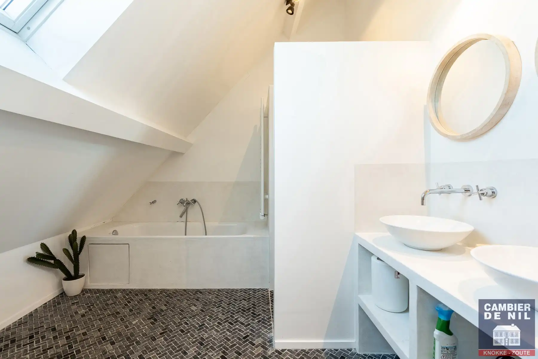 Instapklare, gemeubelde rijwoning met 5 slaapkamers en tuin – hartje Oud-Knokke foto 26