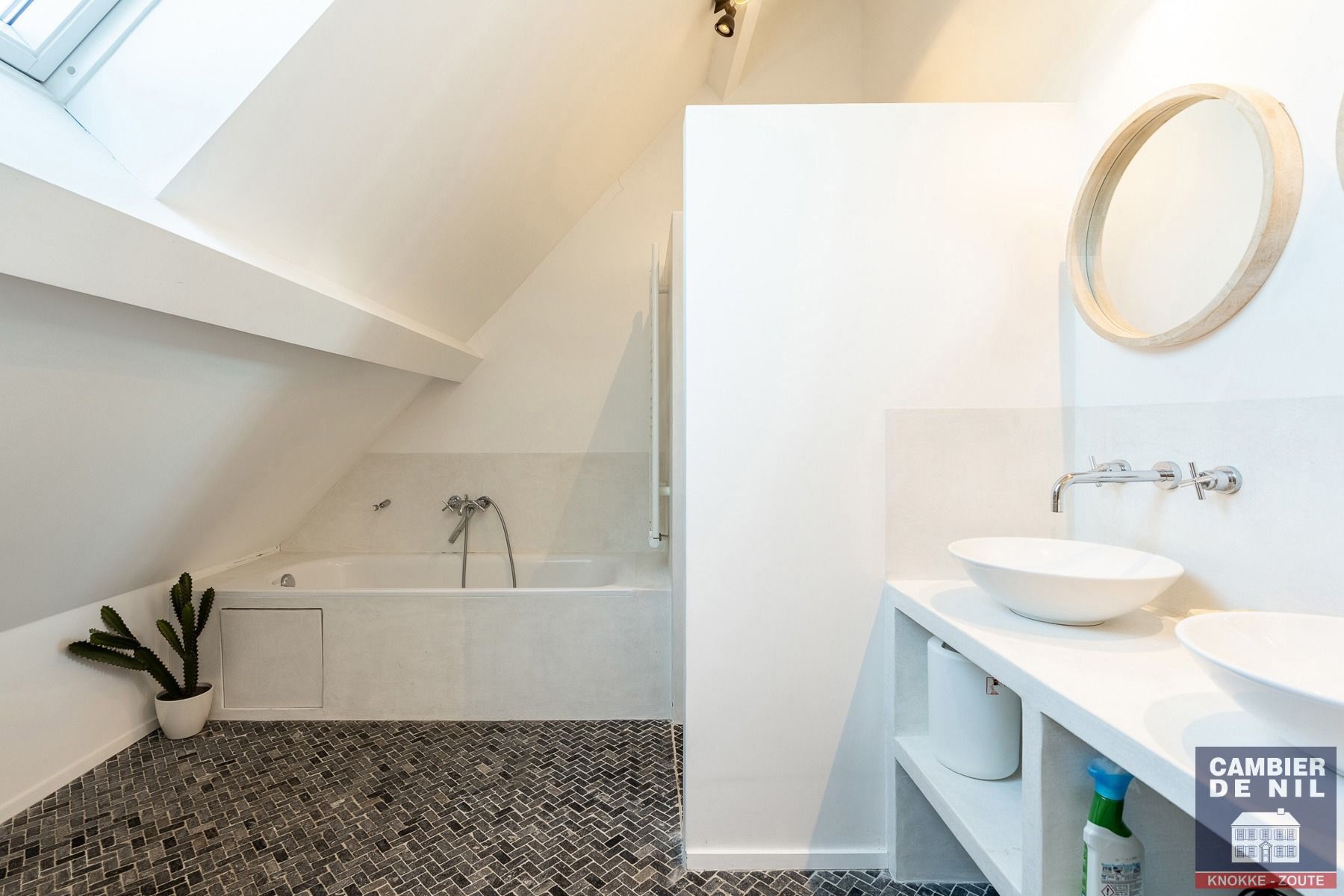 Instapklare, gemeubelde rijwoning met 5 slaapkamers en tuin – hartje Oud-Knokke foto 26