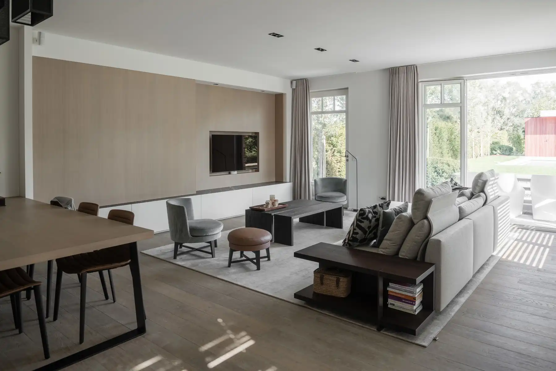 Exclusieve instapklare woning met zwembad en open groenzicht foto 18