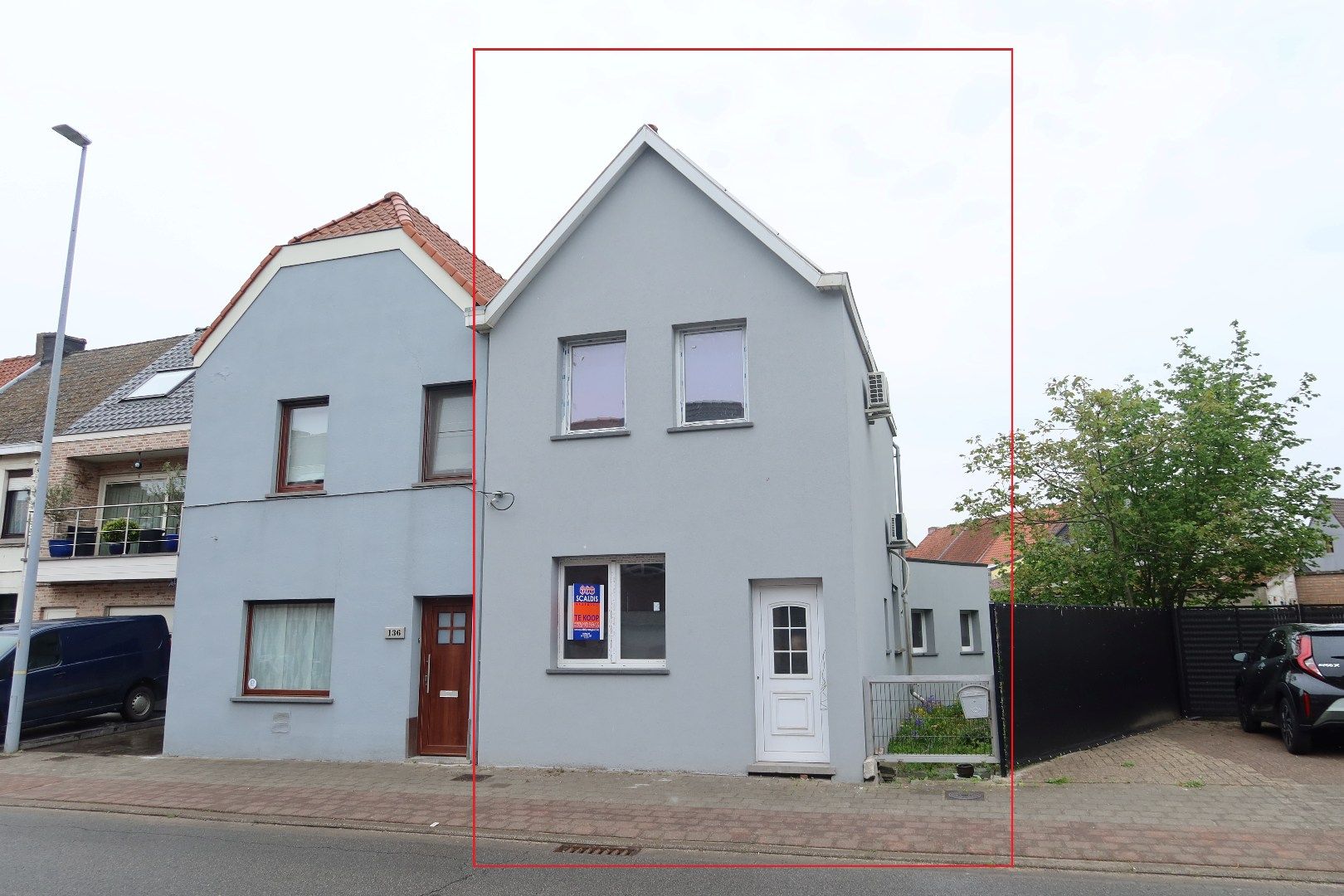 Karaktervol burgerhuis met 2 slk, tuin en achteruitgang met garage foto {{pictureIndex}}