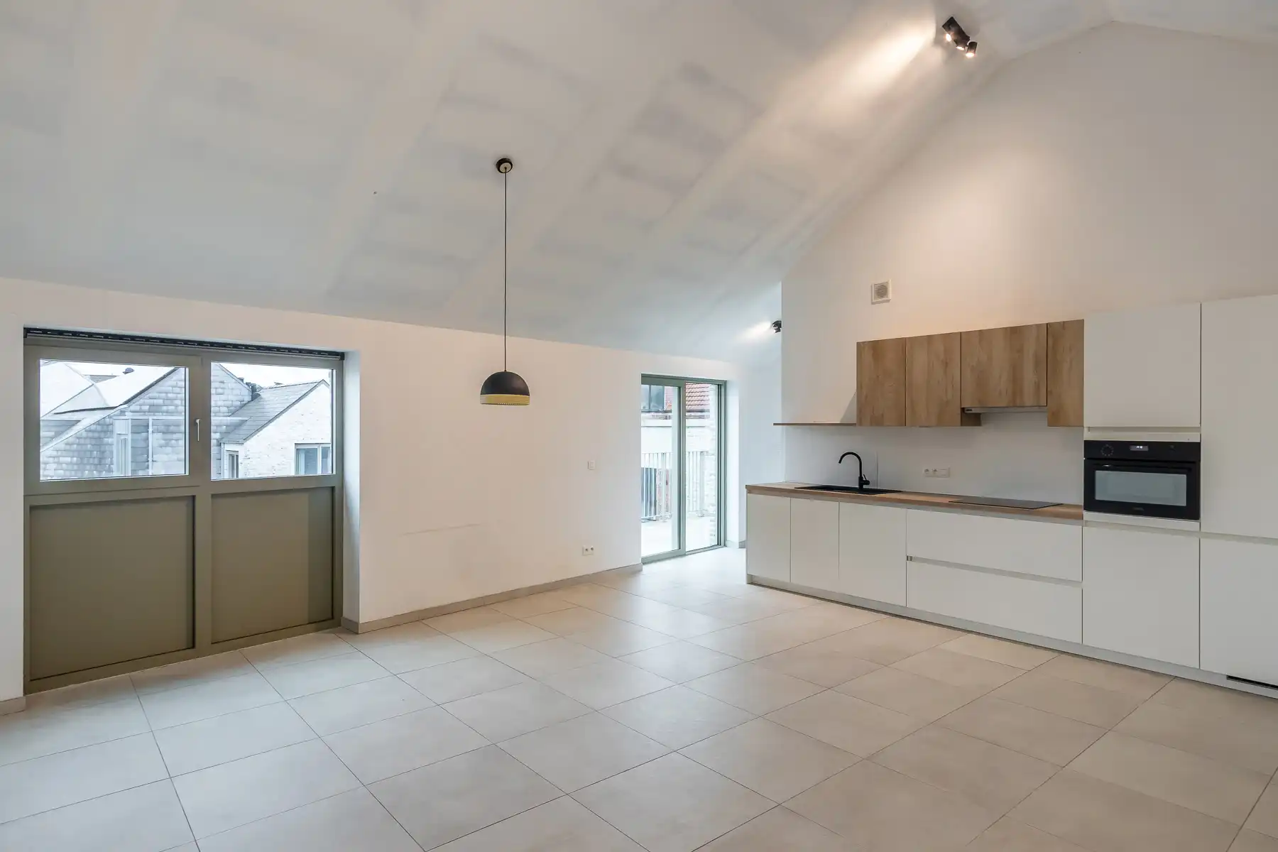 Recent 1-slaapkamer appartement, terras en autostaanplaats foto 4