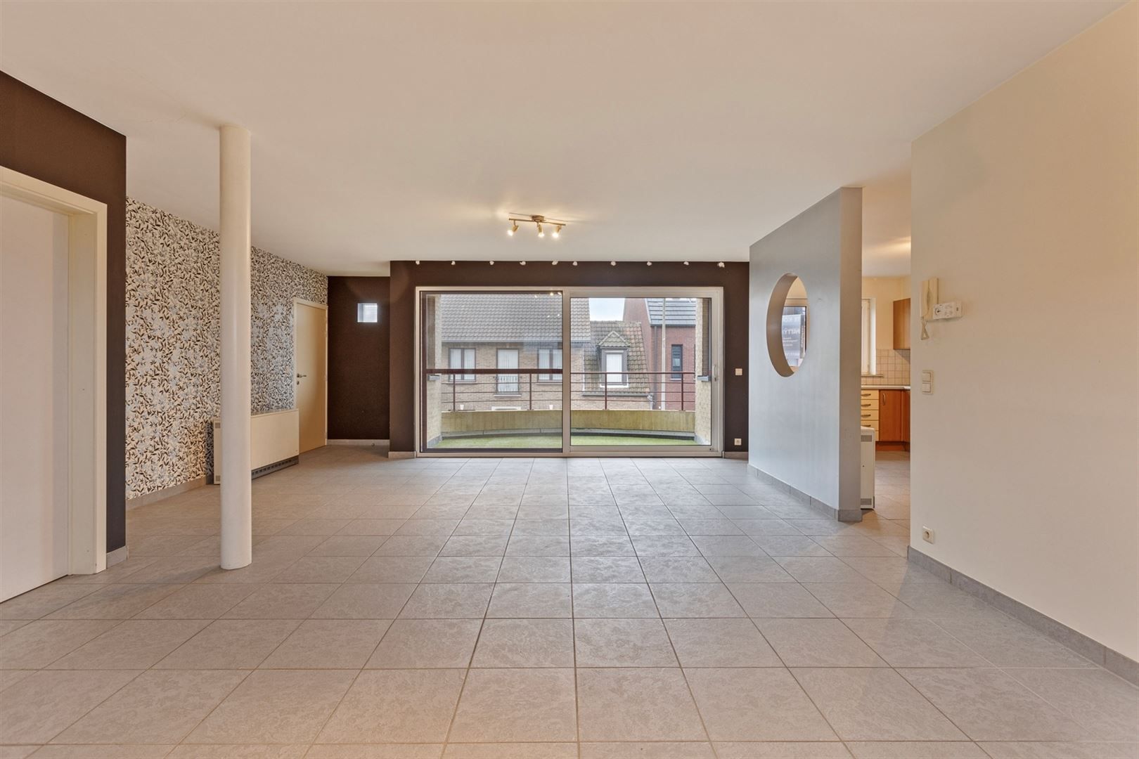 ZEER ruime woonst met 3 slaapkamers (169 m²) en zolder foto 4