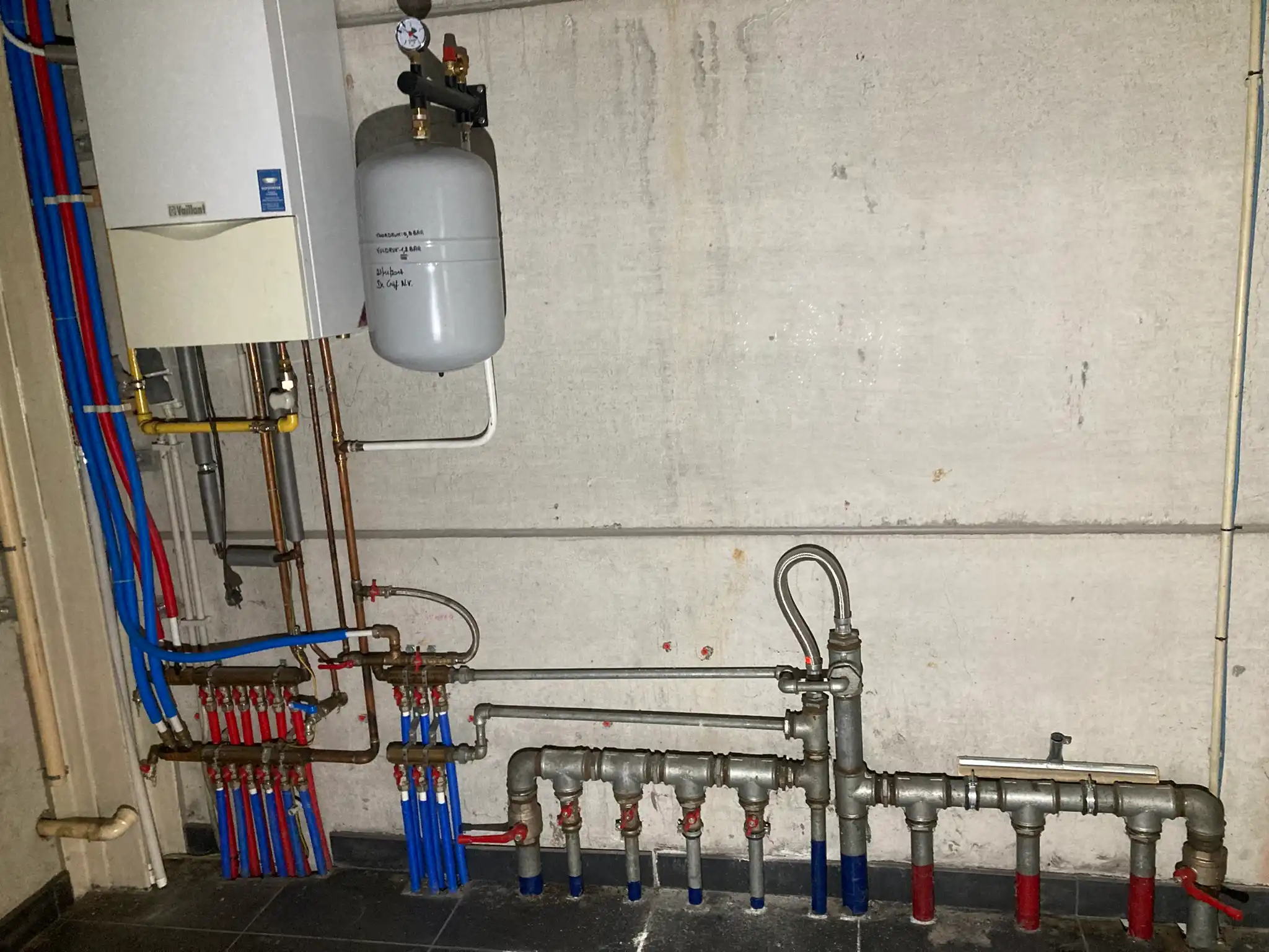 Bedrijfsgebouw met magazijn, kantoren, ruime buitenruimte en hoogspanningscabine te koop op bedrijventerrein Schendelbeke foto 11
