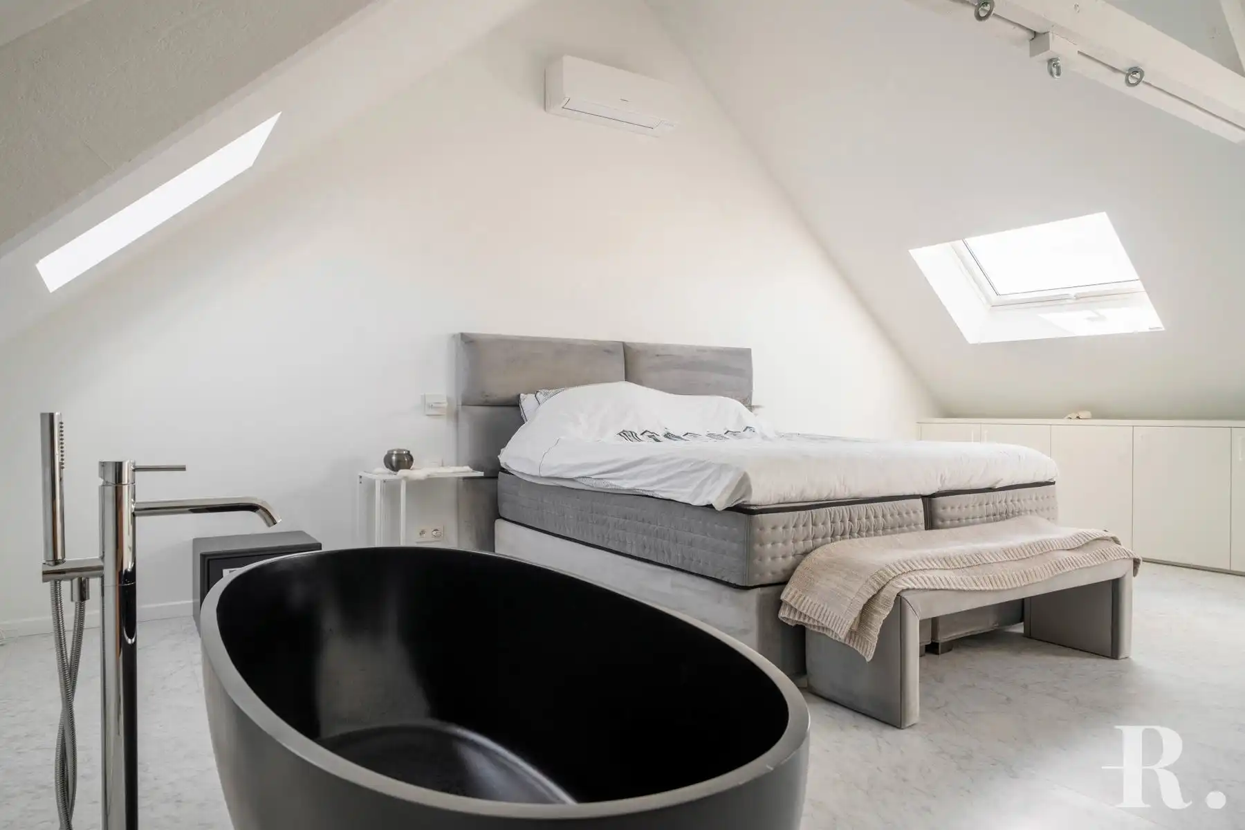 Instapklare woning met alle luxe en zwembad op goede locatie foto 19