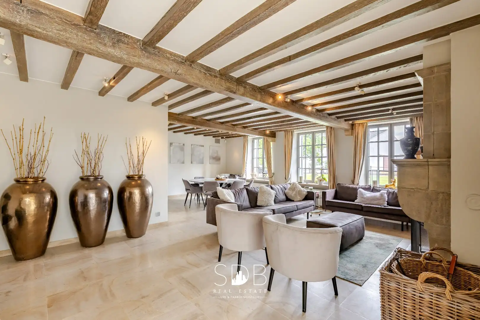 Landelijke villa met bijgebouwen en graslanden op 23.740m² foto 6