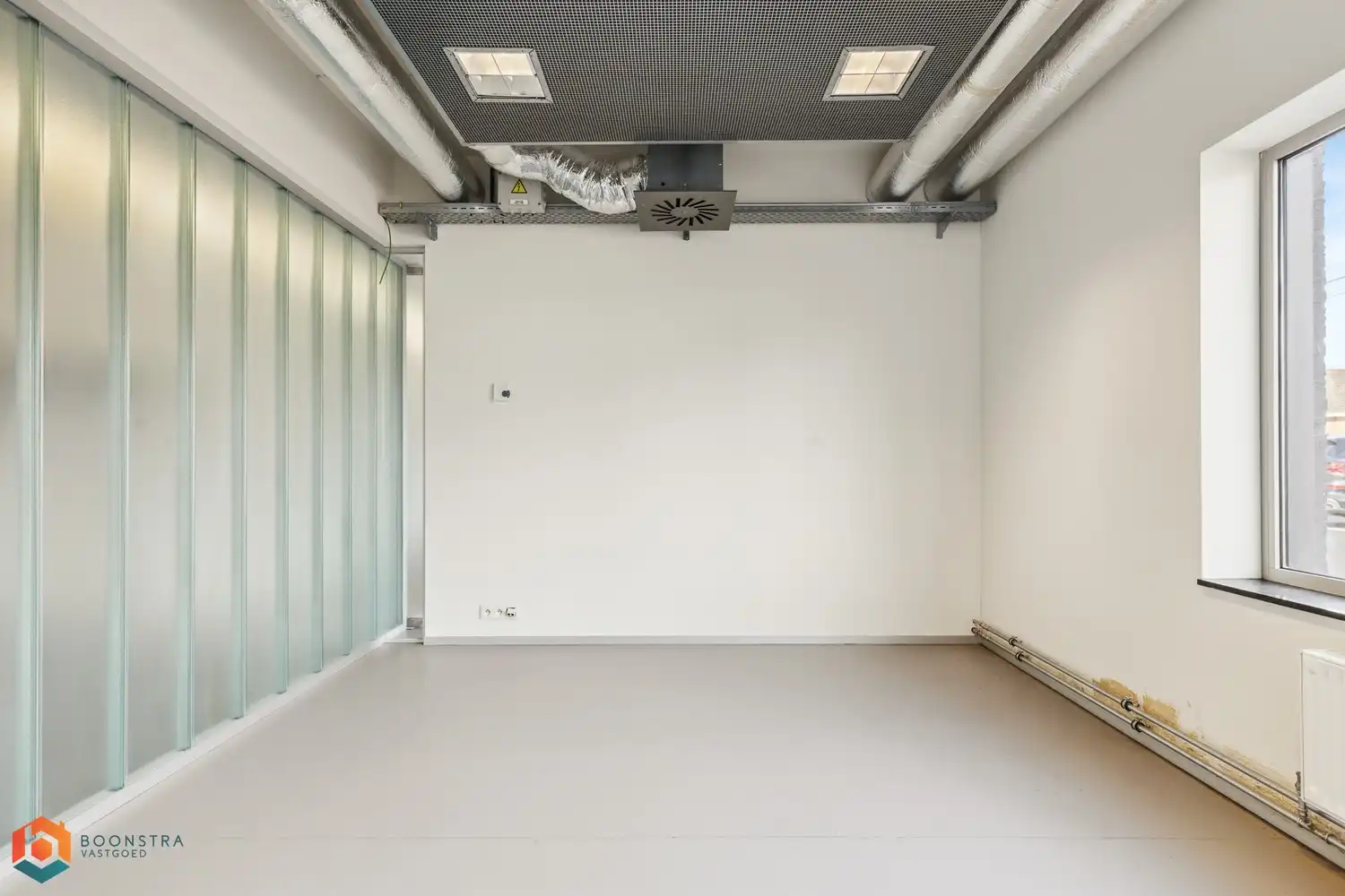 Veelzijdig kantoorgebouw met ruime parking op 2433 m² foto 24