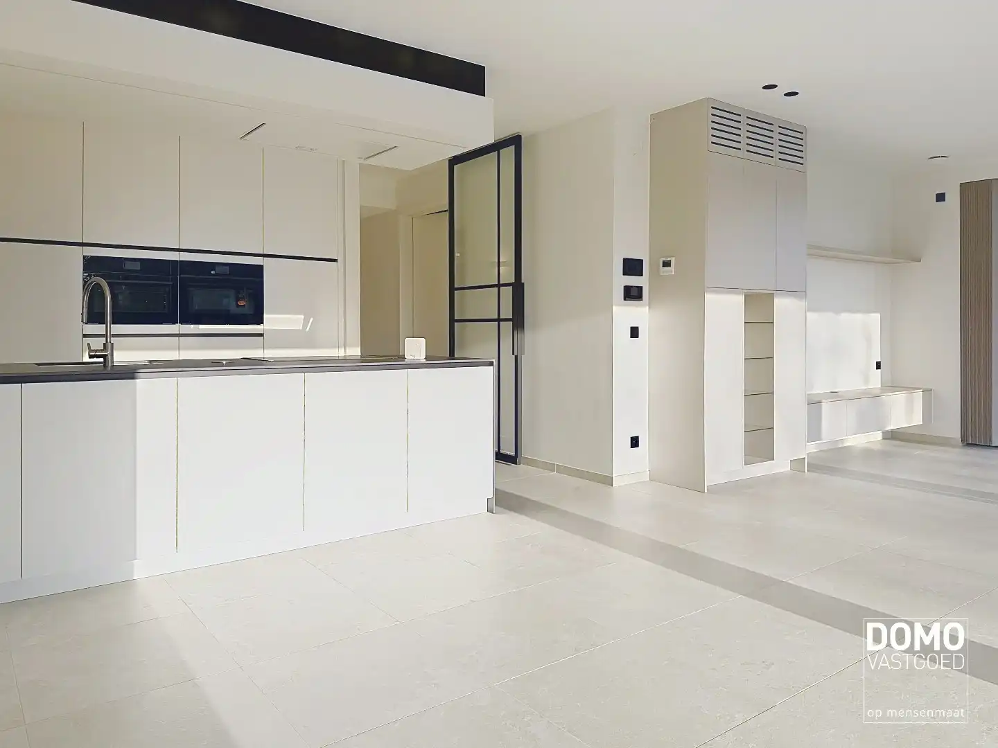 HOOGWAARDIG AFGEWERKT APPARTEMENT VAN 134M² MET 2 SLAAPKAMERS, RUIM TERRAS EN PARKEERPLAATS TE CENTRUM TUILT foto {{pictureIndex}}