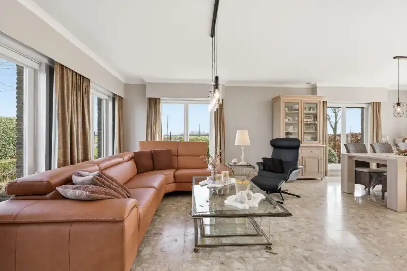 Villa met loods foto 9