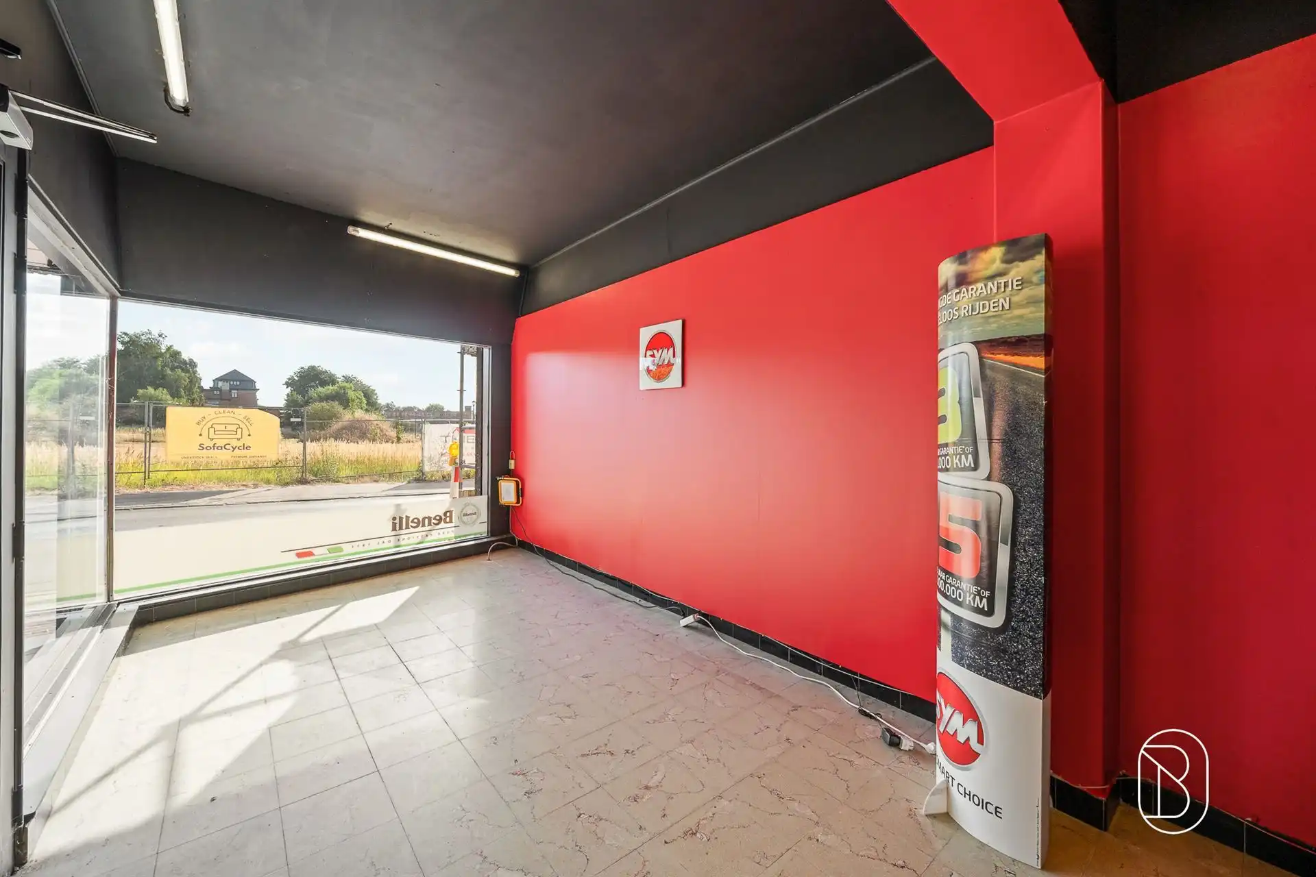 Commercieel gelegen winkel, woonst, magazijn en bouwgrond foto 9