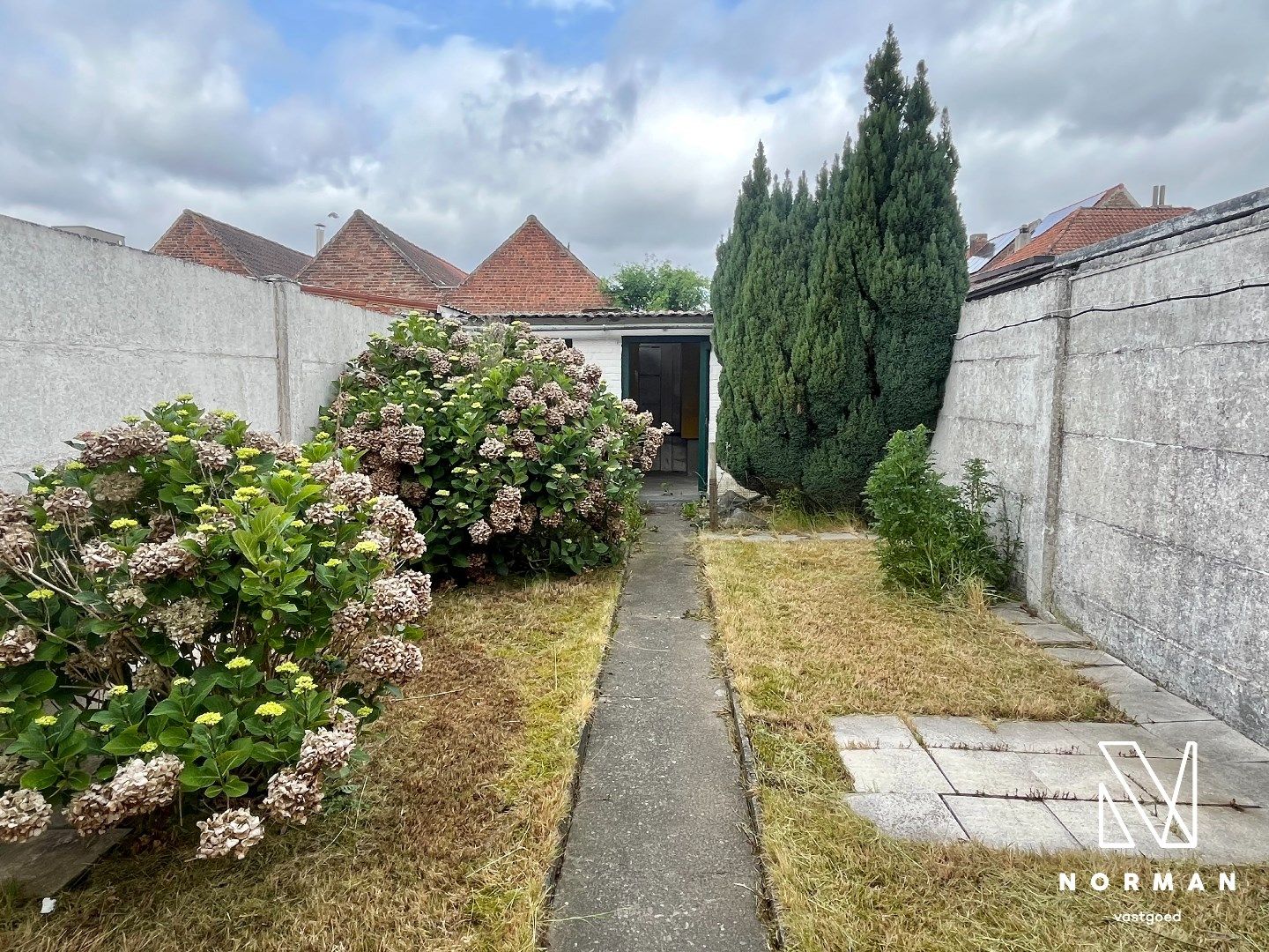 Te renoveren rijwoning te koop met tuin!  foto 2
