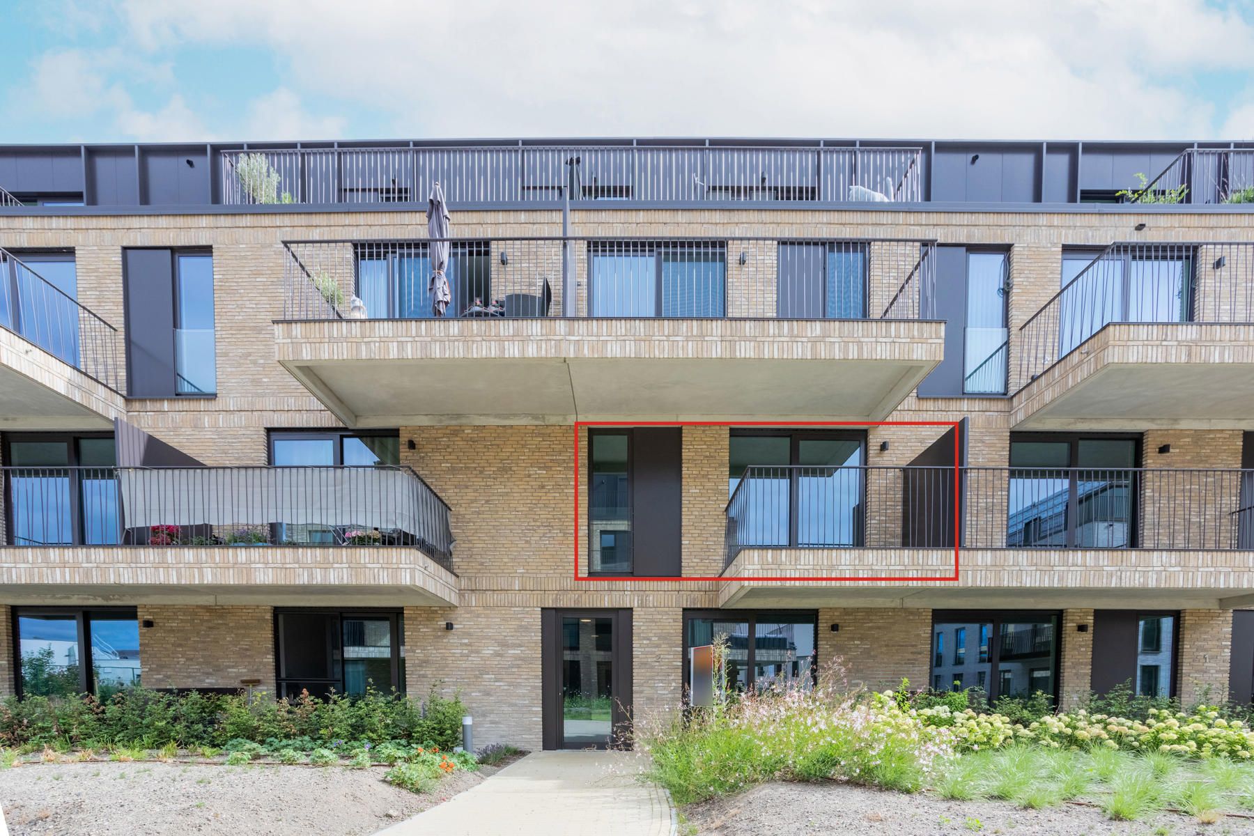 Recent nieuwbouwappartement (2020) op de eerste verdieping. foto {{pictureIndex}}