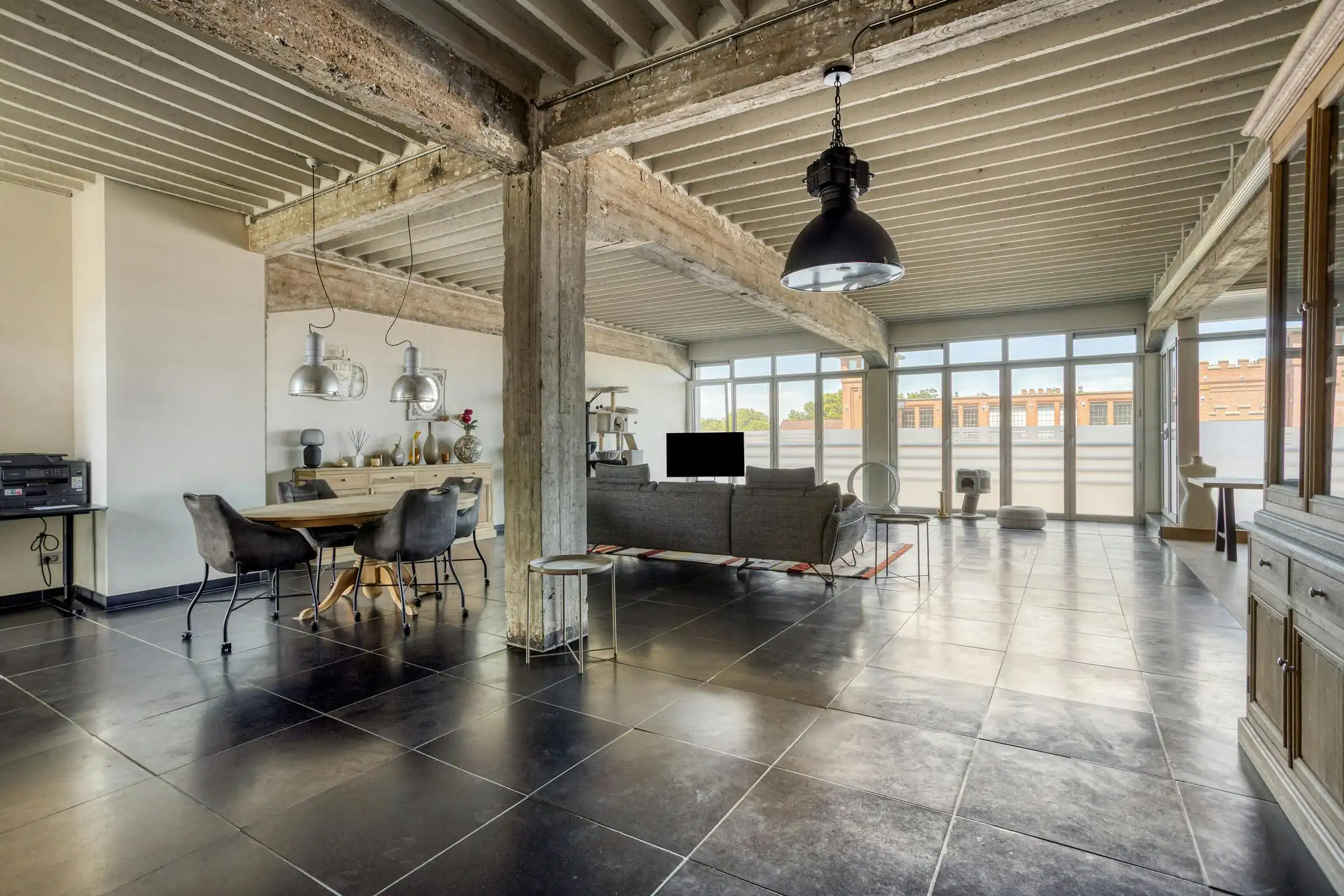 Stijlvolle designloft met zicht op het kanaal in hartje Kortrijk foto {{pictureIndex}}
