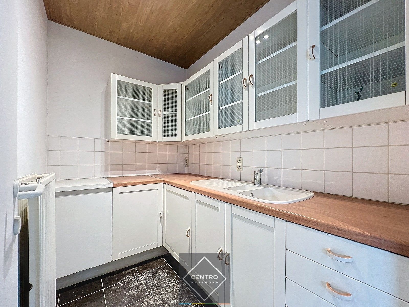 Instapklaar BEDRIJFSGEBOUW bestaande uit een geïsoleerd MAGAZIJN (± 2.935m²) met KANTOORGEBOUW (± 305m²). Ruim verhard buitenterrein én 2 rolbruggen. Op industriezone te Houthulst. foto 33
