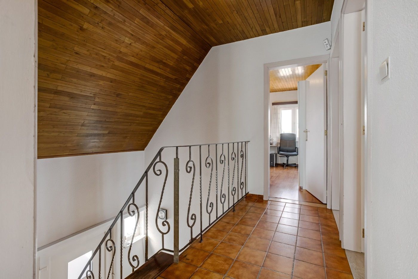 Vrijstaande, charmante woning met 3 grote slpk. en garage op 398 m² foto 15