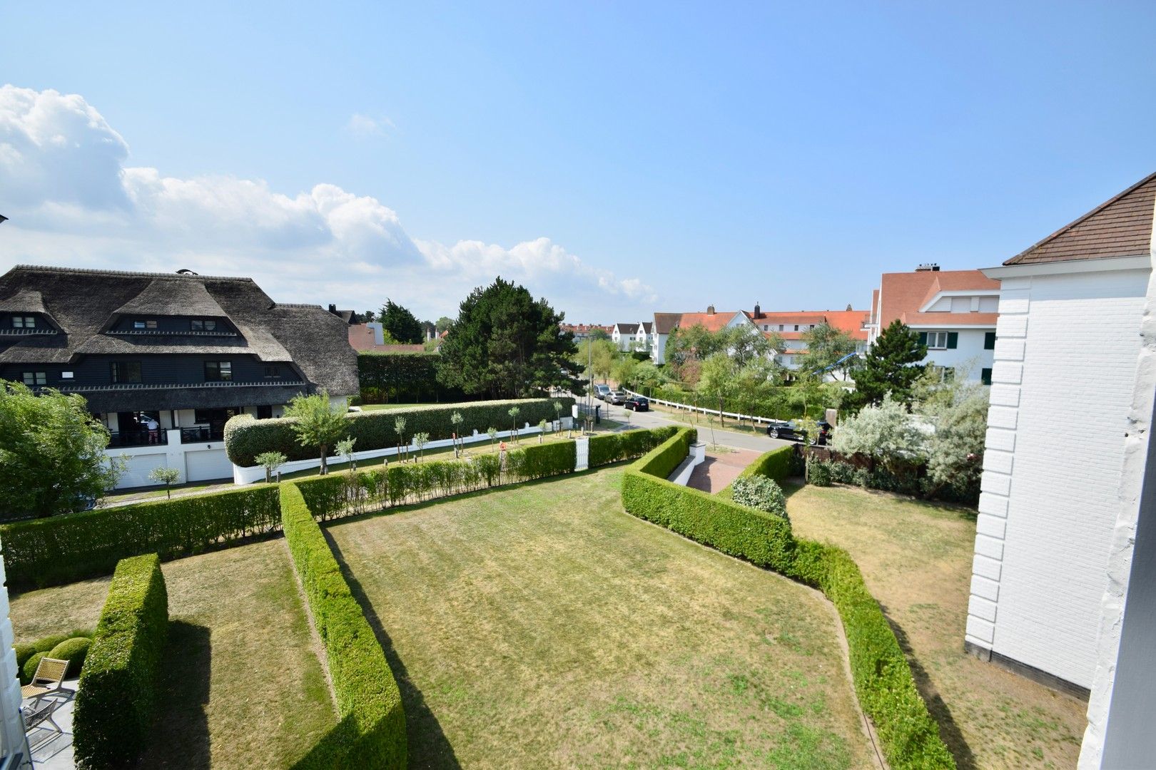 Volledig gerenoveerd hoekappartement in een standingvolle villaresidentie gelegen in het Zoute. foto 13