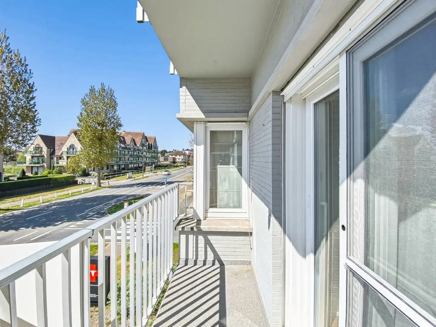 Instapklaar en lichtrijk 3-slaapkamerappartement (109 m²)met terras en parkeerplaats te Oostduinkerke.  foto 14