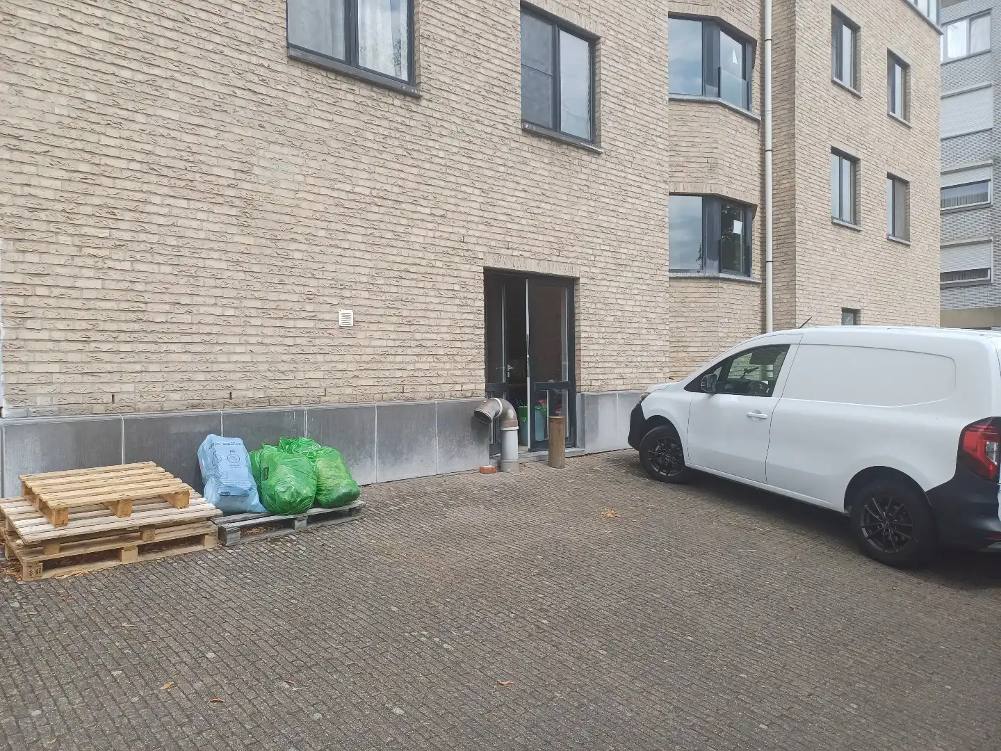 Goed gelegen handelsruimte met parking in het centrum van (Neer) pelt foto 10