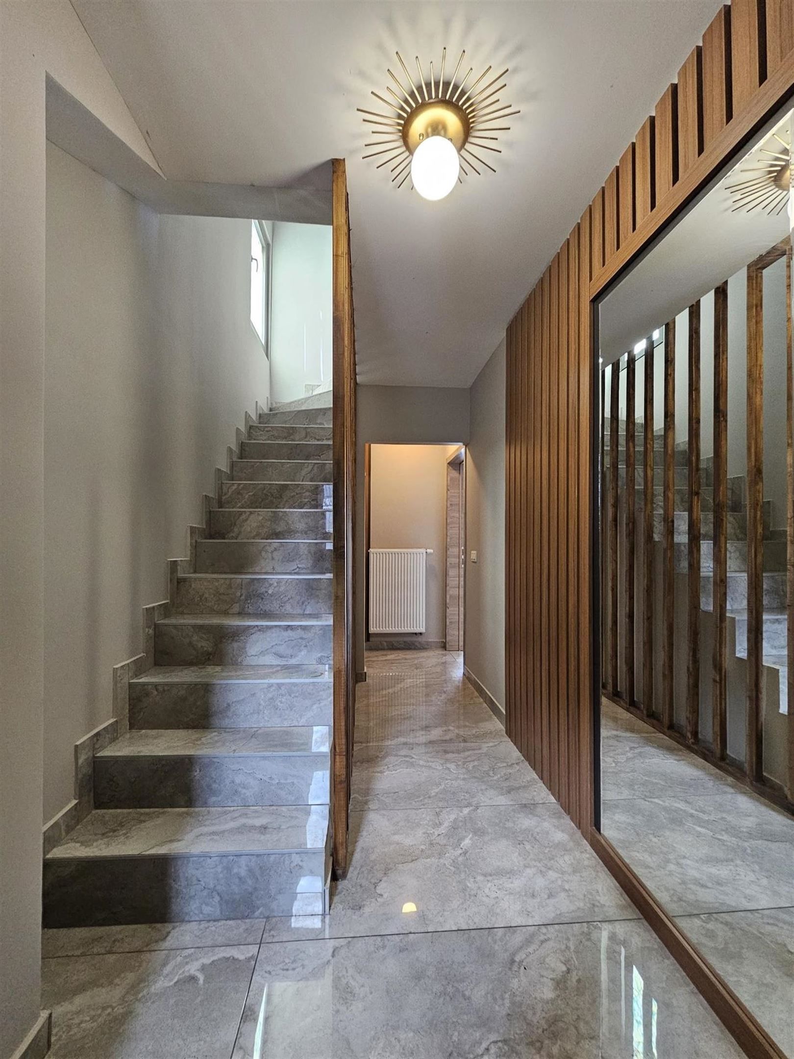 Modern ingerichte woning met optioneel aangrenzende bouwgrond. foto 7