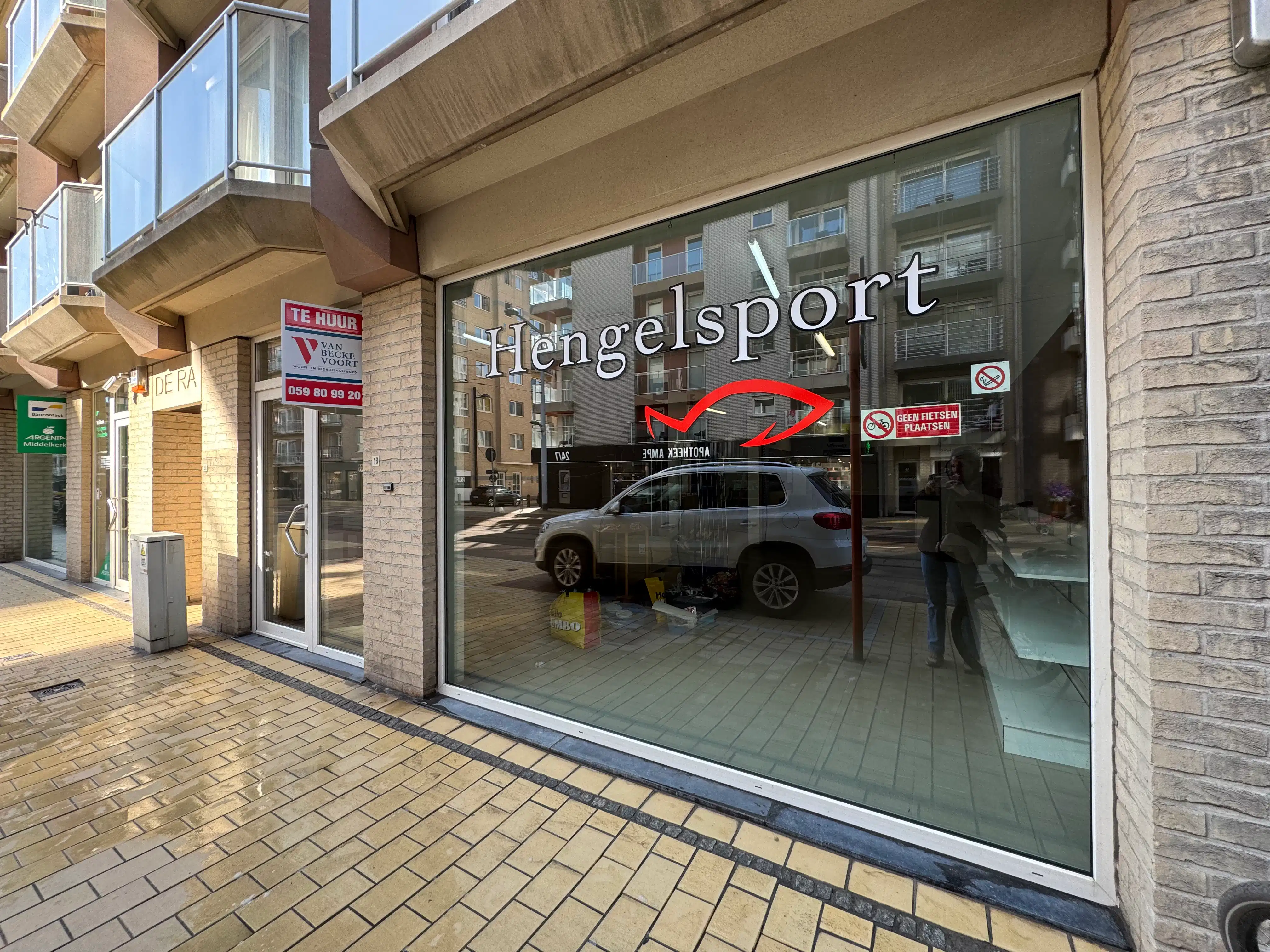 Handelsgelijkvloers 148m² + kelder 65m² foto {{pictureIndex}}