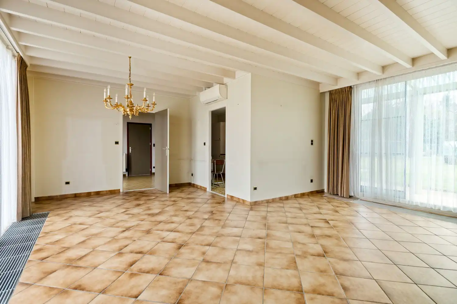 Vrijstaande laagbouw met 2 garages in rustige wijk te Zoersel! foto 5