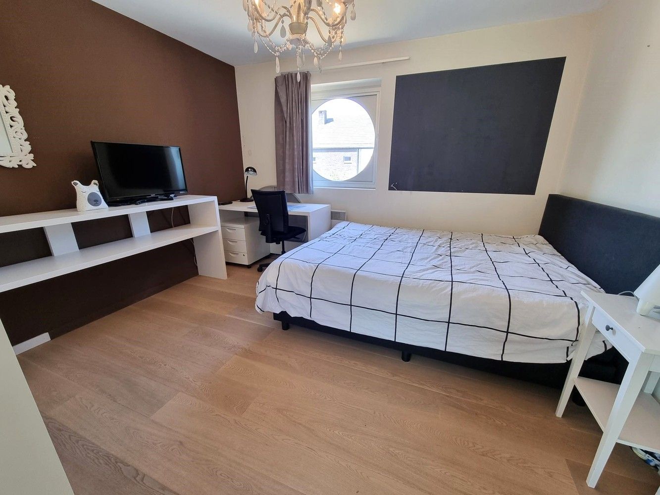 Prachtige villa woning, rustig gelegen met zonnige, diepe tuin voorzien van zwembad en poolhouse. foto 15
