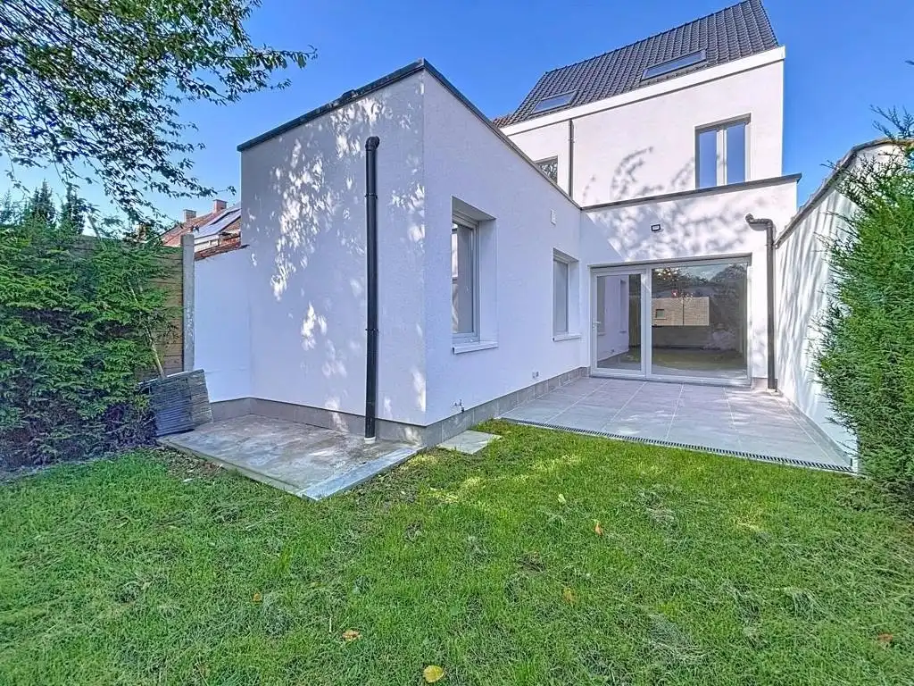 Grote woning met 4kamers, 2 badkamers,... foto {{pictureIndex}}