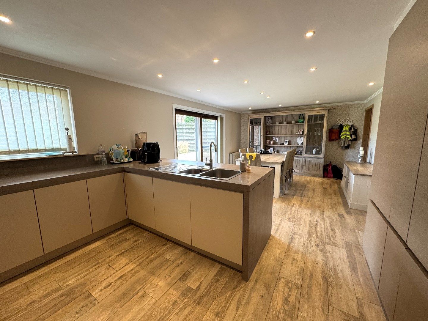 INSTAPKLARE HALFOPEN WONING MET 4 SLPKS, TUIN EN GARAGE foto 8
