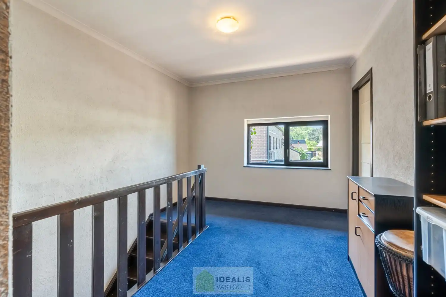OP TE FRISSEN GEZINSWONING MET LICHTRIJKE LEEFRUIMTE EN AANSLUITEND RUIME KEUKEN, BERGING, BADKAMER VOORZIEN VAN DOUCHE EN BAD EN 3 SLAAPKAMERS OP EEN PERCEEL VAN 5A 37A - Deze woning omvat +-158m² bewoonbare oppervlakte verdeeld over een lichtrijke woonkamer met aansluitend een ruime keuken, berging, badkamer voorzien van douche en bad en 3 slaapkamers. De woning is gelegen op een aangenaam perceel van 5a 37ca vlakbij het centrum van Opitter (Bree), op fietsafstand van winkels, horeca en scholen,… Zeer geschikt voor kandidaten op zoek naar een op te frissen woning met karakter die ruimte en rust biedt doch dicht bij allerlei faciliteiten is gelegen. foto 13