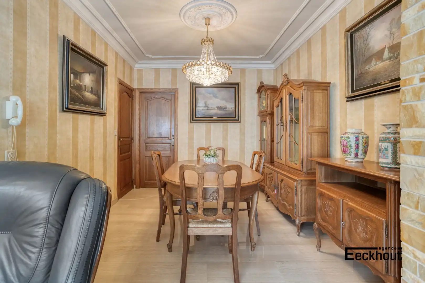 Verzorgde woning met ruime garage en achterliggend pakhuis. foto 4