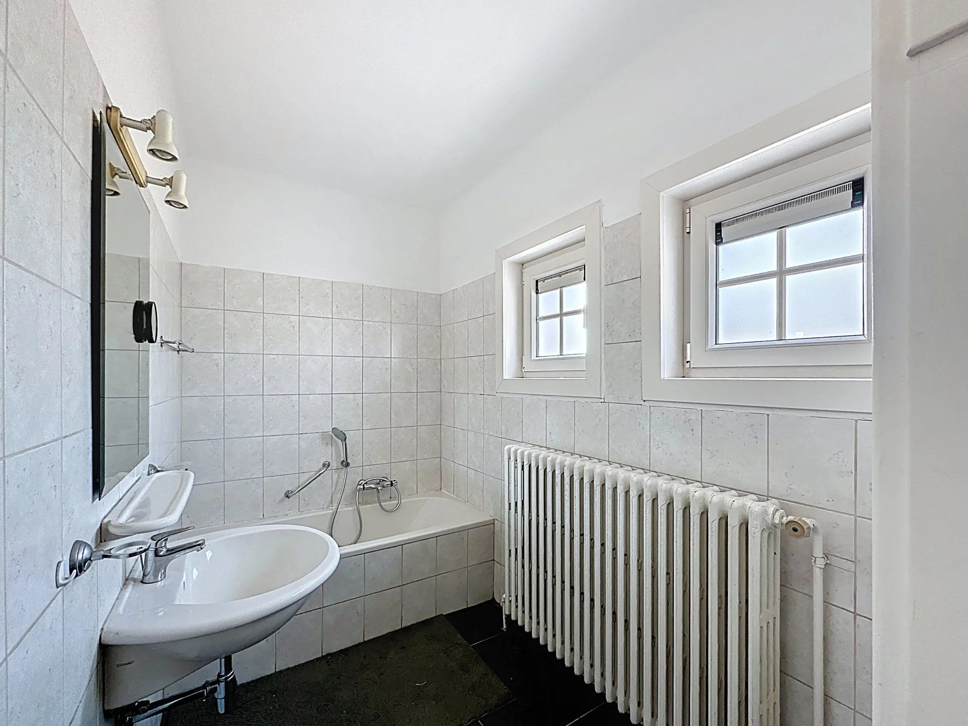 Charmante gerenoveerde woning met bijgebouw, ideaal voor bijberoep of inwonende ouders/volwassen kinderen. foto 11