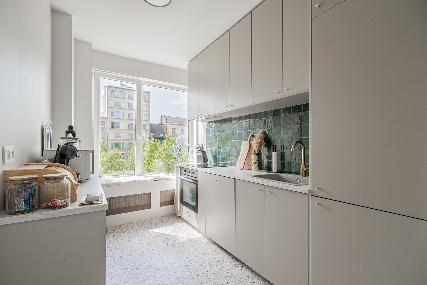 Volledig bemeubeld en gerenoveerd appartement met terras  foto 3