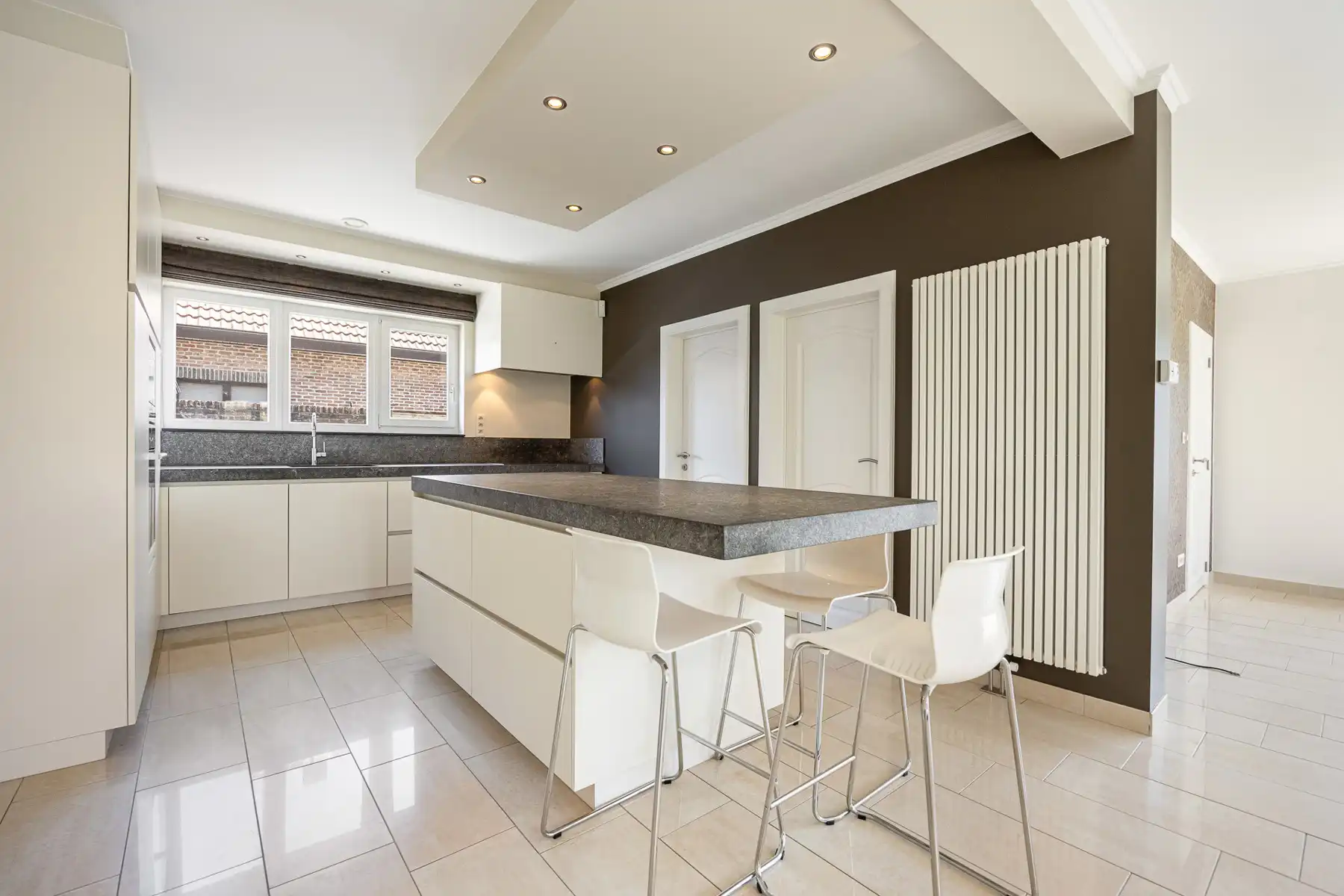 Gerenoveerde laagbouwwoning met grote opslagruimte op ca 1.374m² (opsplitsing tot 2 bouwgronden mogelijk). foto 7