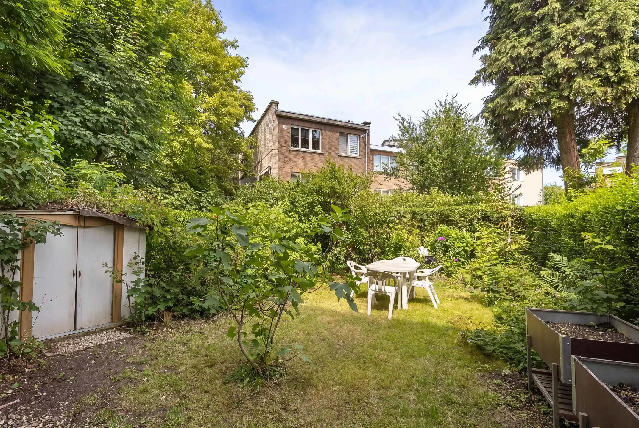 Rustig gelegen huis met drie gevels, tuin en garage foto 6
