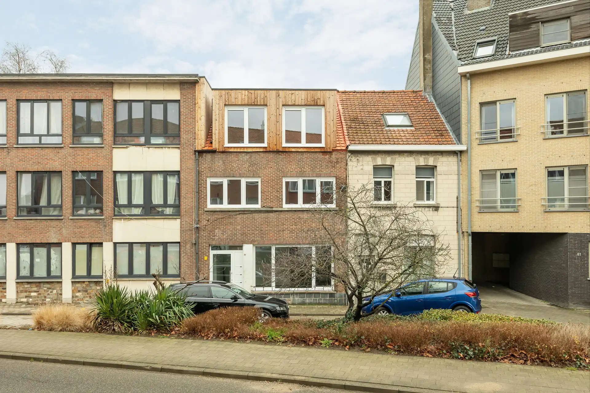 Tuin met 4 dubbele garageboxen foto 2