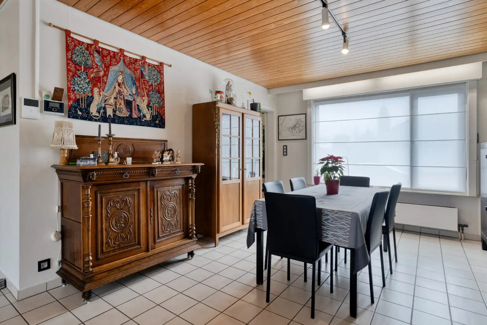 Open bebouwing met mooie tuin en 2 garages op topligging! foto 7