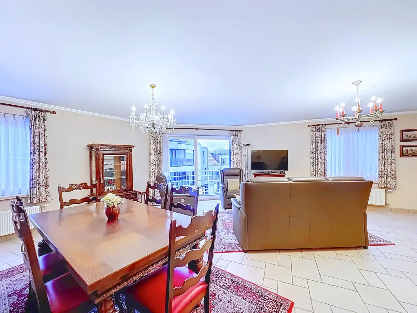 Centraal gelegen en ruim appartement foto 6